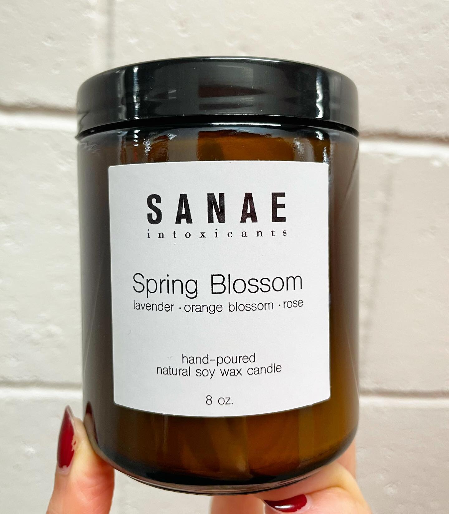 🌼Spring Blossom Candle🌼 ambient and floral scents of orange blossom, lavender and roses. 

Made with 100% natural soy wax ✨

．
．

#scentedcandles #glasscandles #lifestylecandles #essentialoils #candleseason #candles #botanicalcandle #handmadecandle