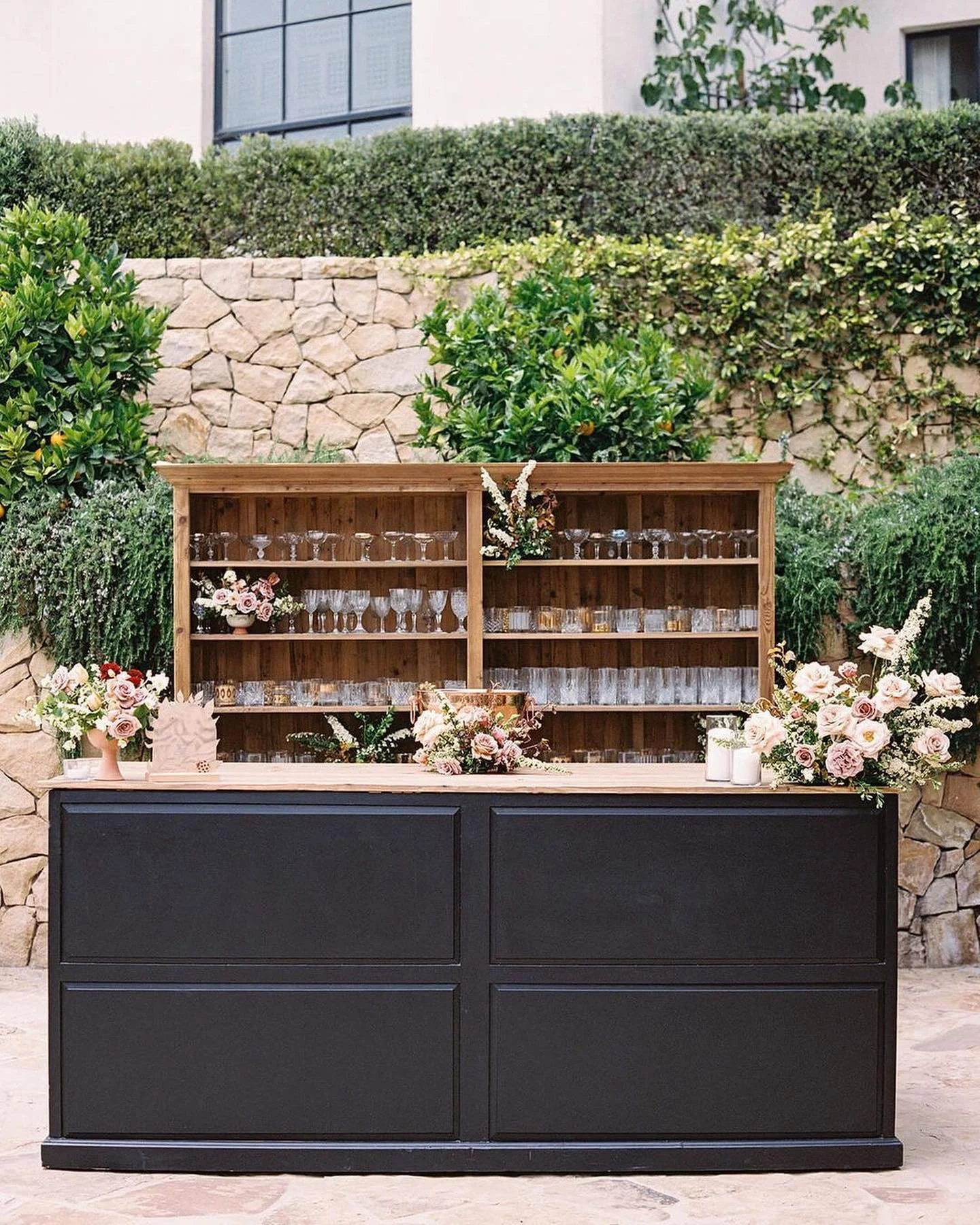 &bull;Drinks on me! 🐞💫
Loved bellying up to this stoic black Melville Bar and Longfellow hutch by @theonicollection. Adorned with bursting spring blooms, acrylic and laser cut wood cocktail signage by @wildhouseink, and stacked pretty with vintage 