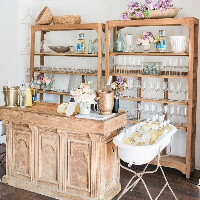 Prepping for this weekends events and remembering back to our beautiful bar setup, and tub of bubbly, we had for the @latavolalinen release party. Good times! 🥂🥂
Photography by @jillianrosephoto
Linens by @latavolalinen
Florals by @cocorosedesign
R