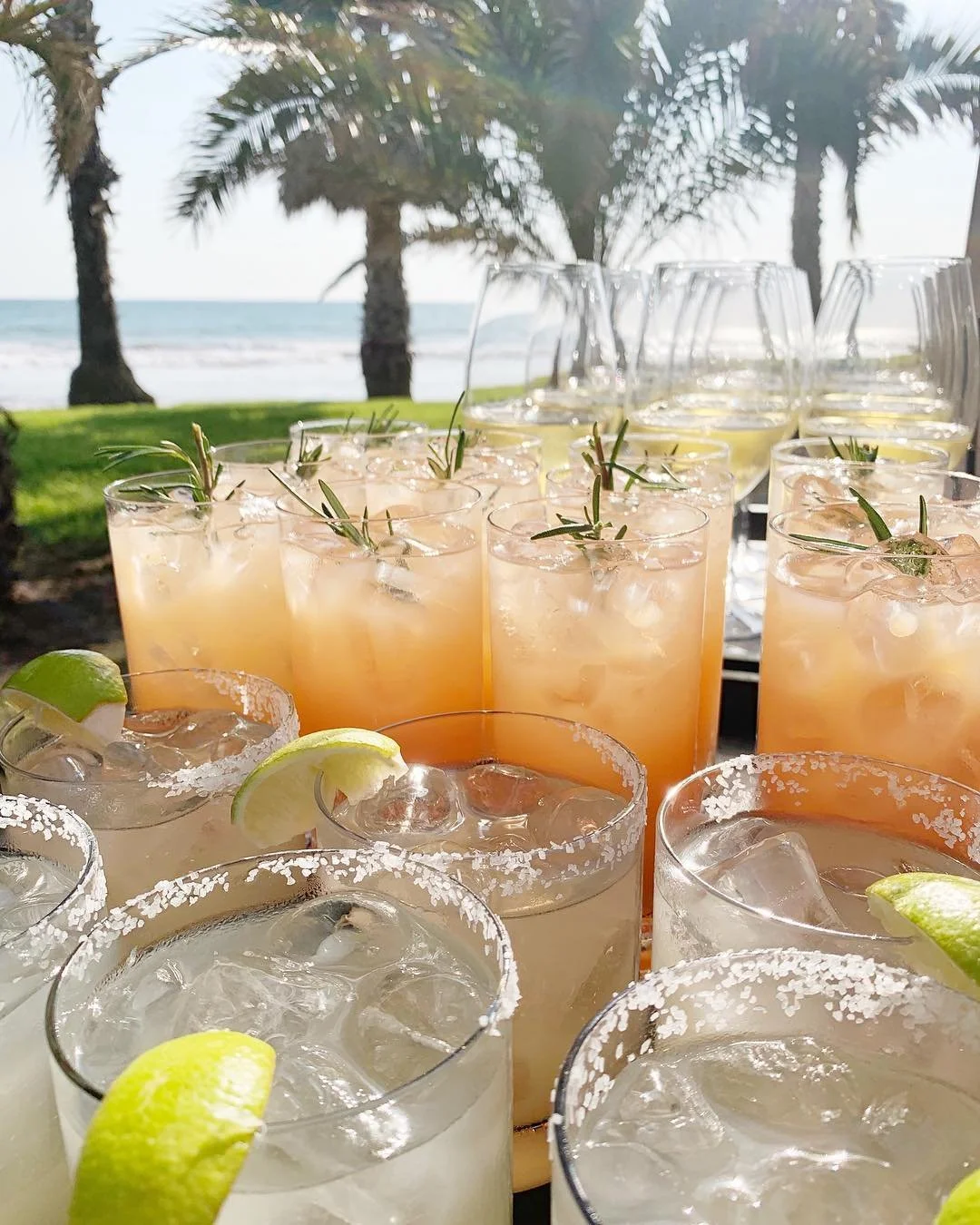 Two hundred guests all arriving at the same time? No problem! We&rsquo;ve got you covered! How delicious do these Rosemary Greyhounds and Skinny Margaritas look? 😋 What&rsquo;s your favorite wedding libation?🍹🤙🏼
📸 PC: @lindsay_clements 
Planning