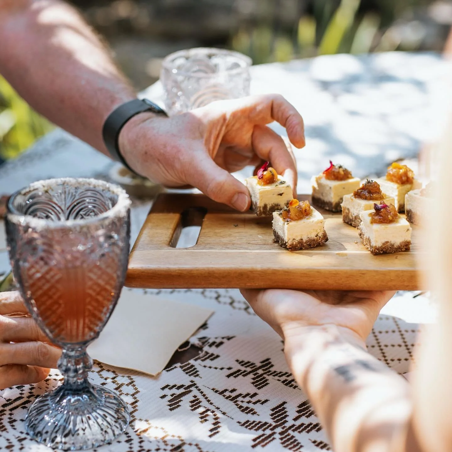 Year ✌🏽 cooking for @dar.forlifeonearth annual donor happy hour! DAR is a dream partner for Florabelle, and we had so much fun crafting a menu that highlighted local flavors from Elk Run Farm and nearby growers (swipe to see the spread 🥰).

DAR&rsq