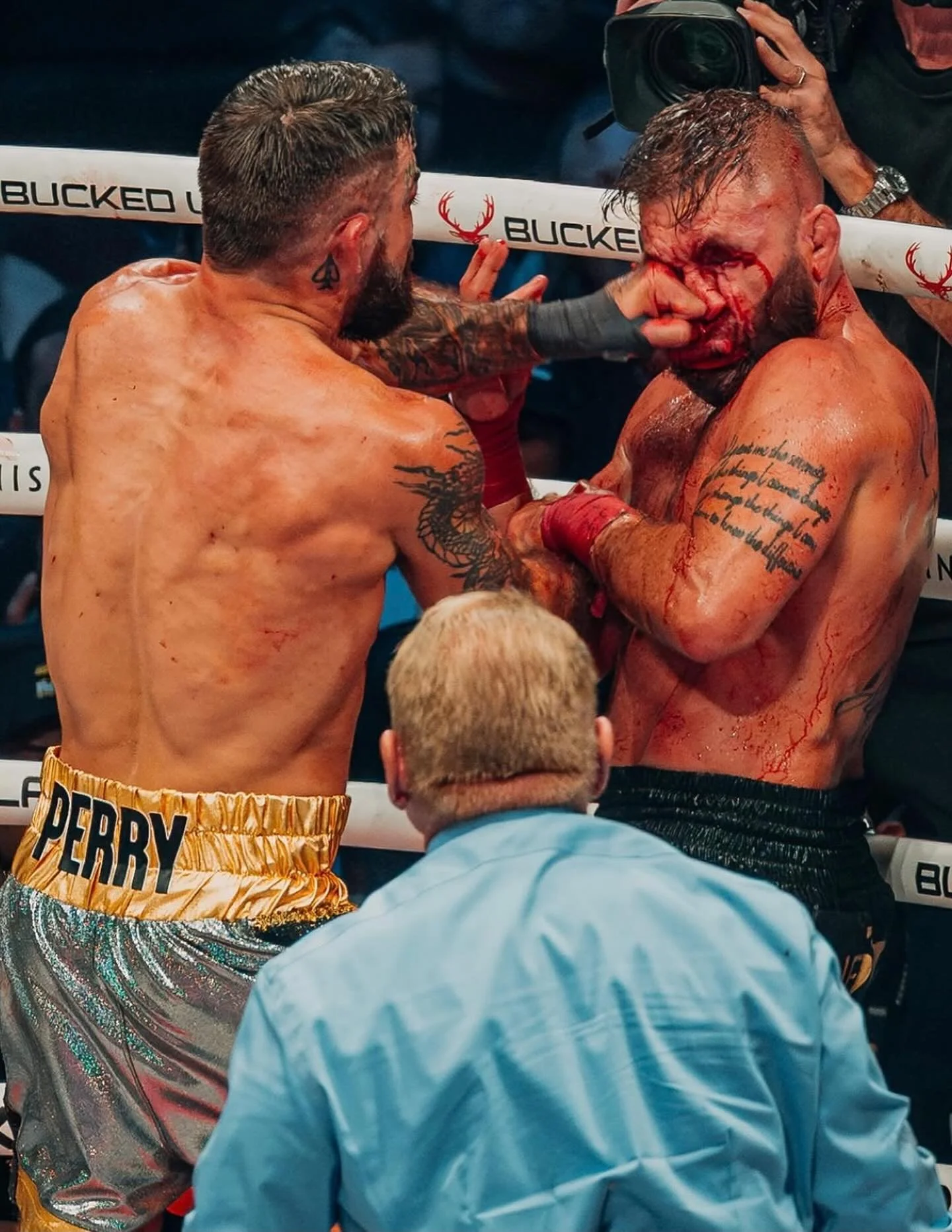 So you want to be a bareknuckle fighter&hellip;. 
&mdash;&mdash;&mdash;&mdash;&mdash;&mdash;&mdash;&mdash;&mdash;&mdash;&mdash;&mdash;&mdash;&mdash;&mdash;
Credit:follow@Ravn.Photos #PlatinumMikePerry #KO #punch #knockout #streetfight #boxing #barekn