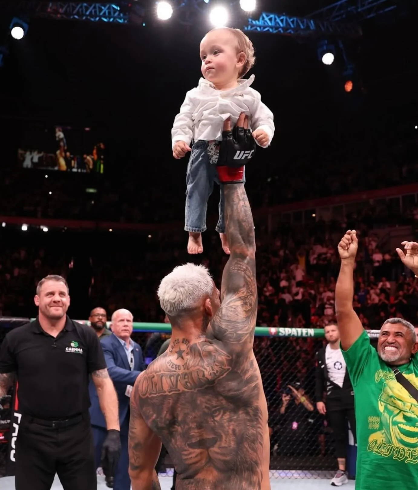 Charles Oliveira with his family post fight #UFCBrasil 
&mdash;&mdash;&mdash;&mdash;&mdash;&mdash;&mdash;&mdash;&mdash;&mdash;&mdash;&mdash;&mdash;&mdash;&mdash;&mdash;&mdash;&mdash;&mdash;&mdash;
Photo by Ed Mulholland | Zuffa LLC | GettyImages