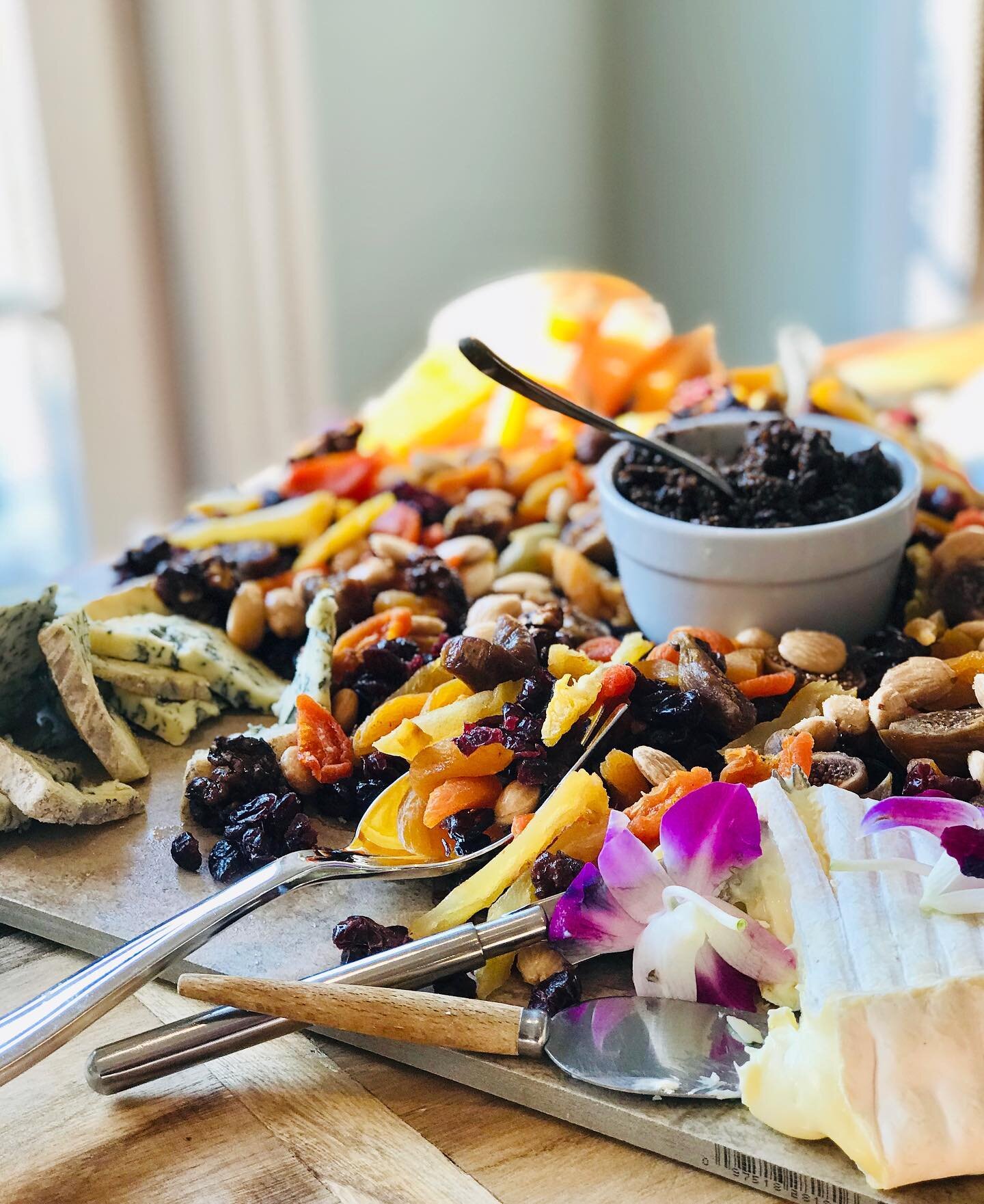 Adding to our #sunsetslate collection... a Bloomy cheese slate in the wild at C&amp;A&rsquo;s soir&eacute;e last night! 🌅🧀

#ProTip ➡️ When it&rsquo;s a hot and steamy afternoon, a cheese board (or a Petite Cheese Slate!!) is a PERFECT light, grazi