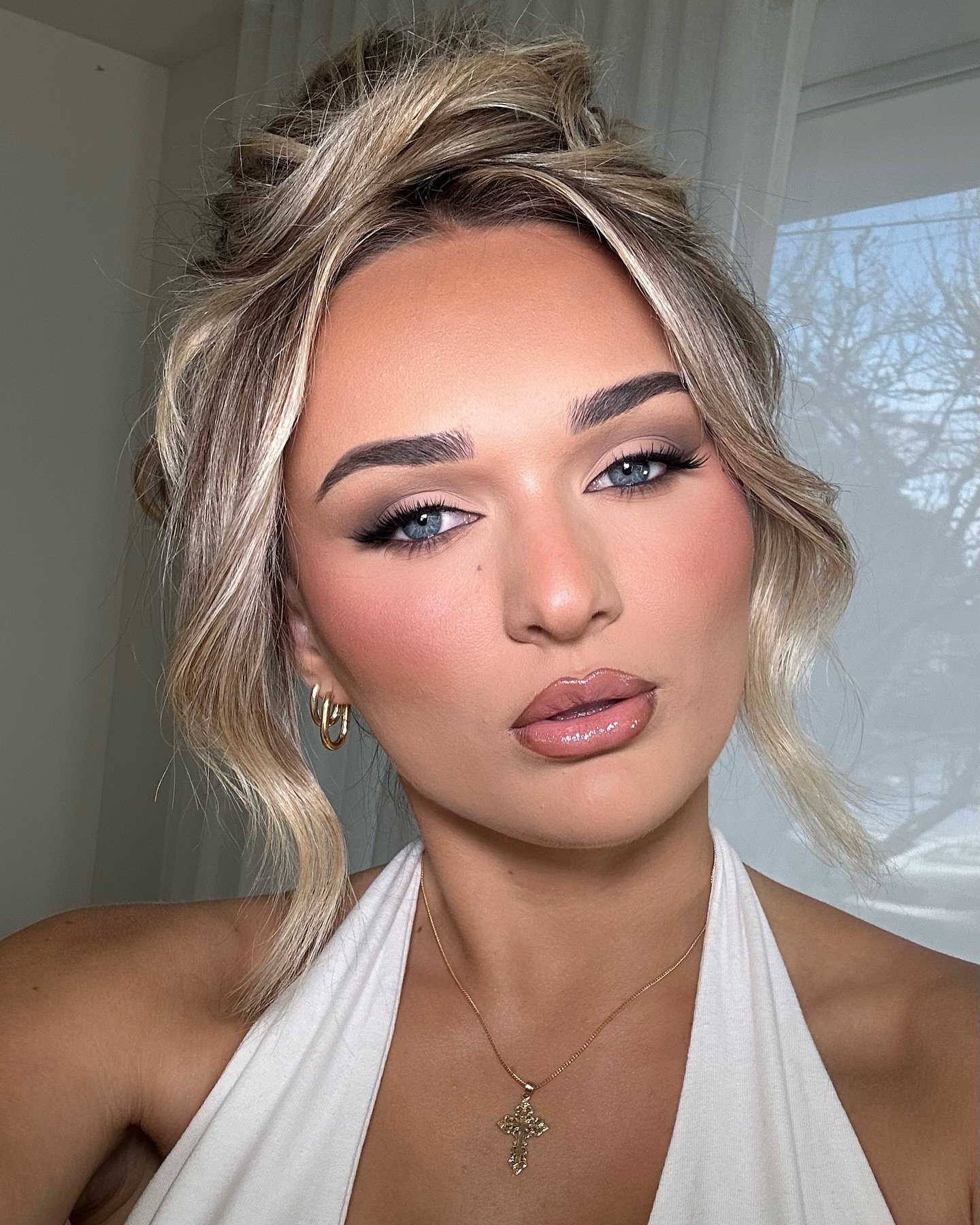 The cool tones &amp; blue eyes combination 👼🏼 🩵

Hair: @fransantacruz.bridal 

Key details
@patricktabeauty Major dimensions matte palette 
@kryolanaustralia Cocoa cream liner 
@hudabeauty Easy bake loose powder
@hourglasscosmetics Sublime flush b