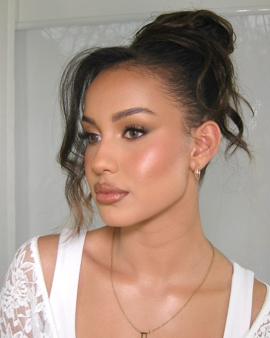 Your shimmery eye inspo ✨ 

Key products
@rarebeauty Exhilarate highlighter on the lids
@patricktabeauty Major mattes palette 
@hourglasscosmetics Ambient lighting palette III
@christinasikaliasbeauty Spice lip liner
@fentybeauty Fussy heat gloss
@__
