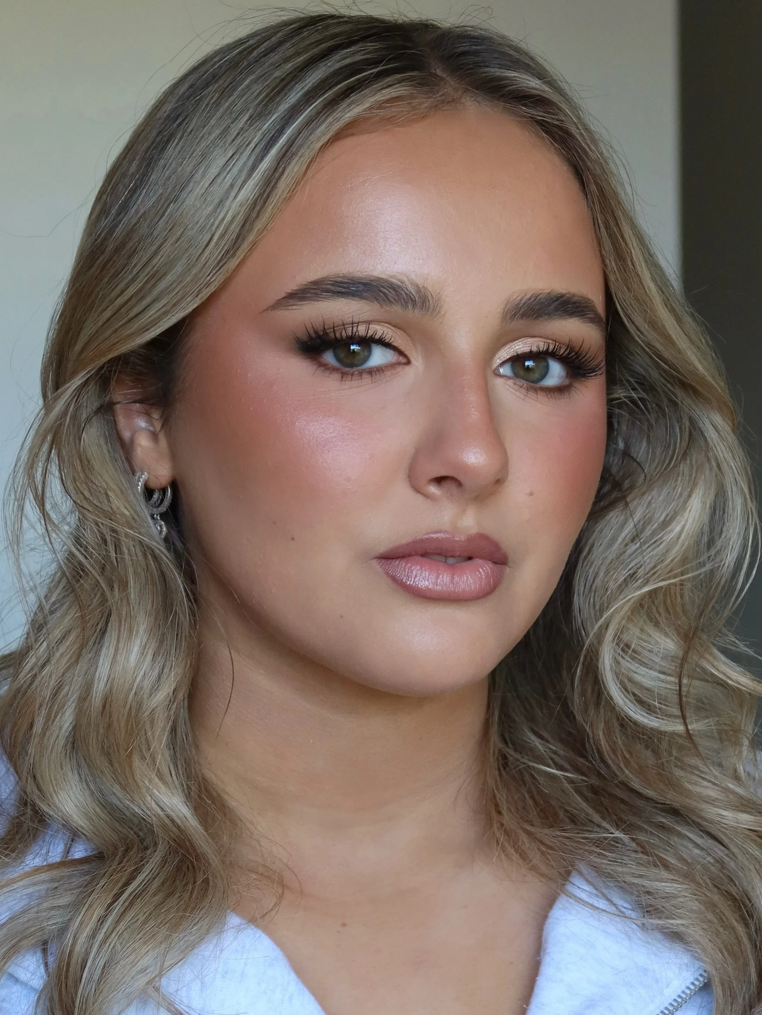 BLONZEY GOODNESS 🤎 When the blush and the bronzer aren&rsquo;t competing, instead marrying in tone and intensity. My fave atm. 

Cheek concoction
@taniellejai Caramel Latte &amp; Latte Bronzour
@hourglasscosmetics Luminous bronze light bronzer
@macc