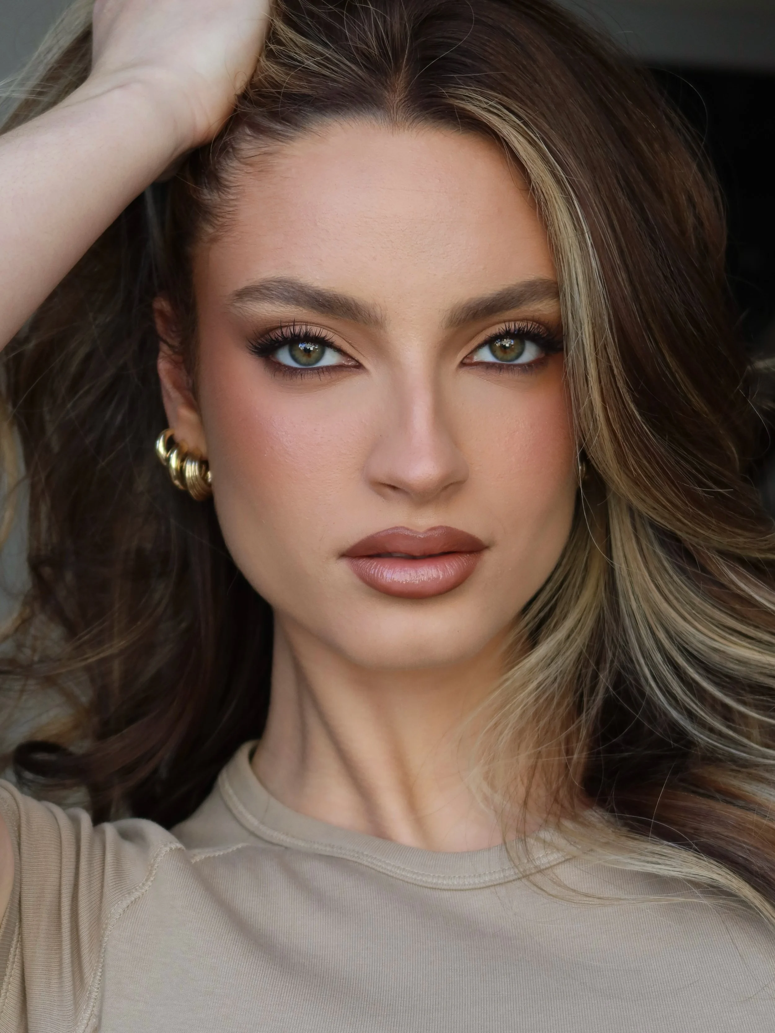 Toasty for bombshell @gaby_stein. Hair by the talented miss @juliaerkotidishair 🤎

Key products
@patricktabeauty Major Dimensions palette
@rhode Toasted Teddy &amp; Tan line pocket blushes
@maccosmeticsanz Coppertone &amp; Love Joy blushes
@anastasi