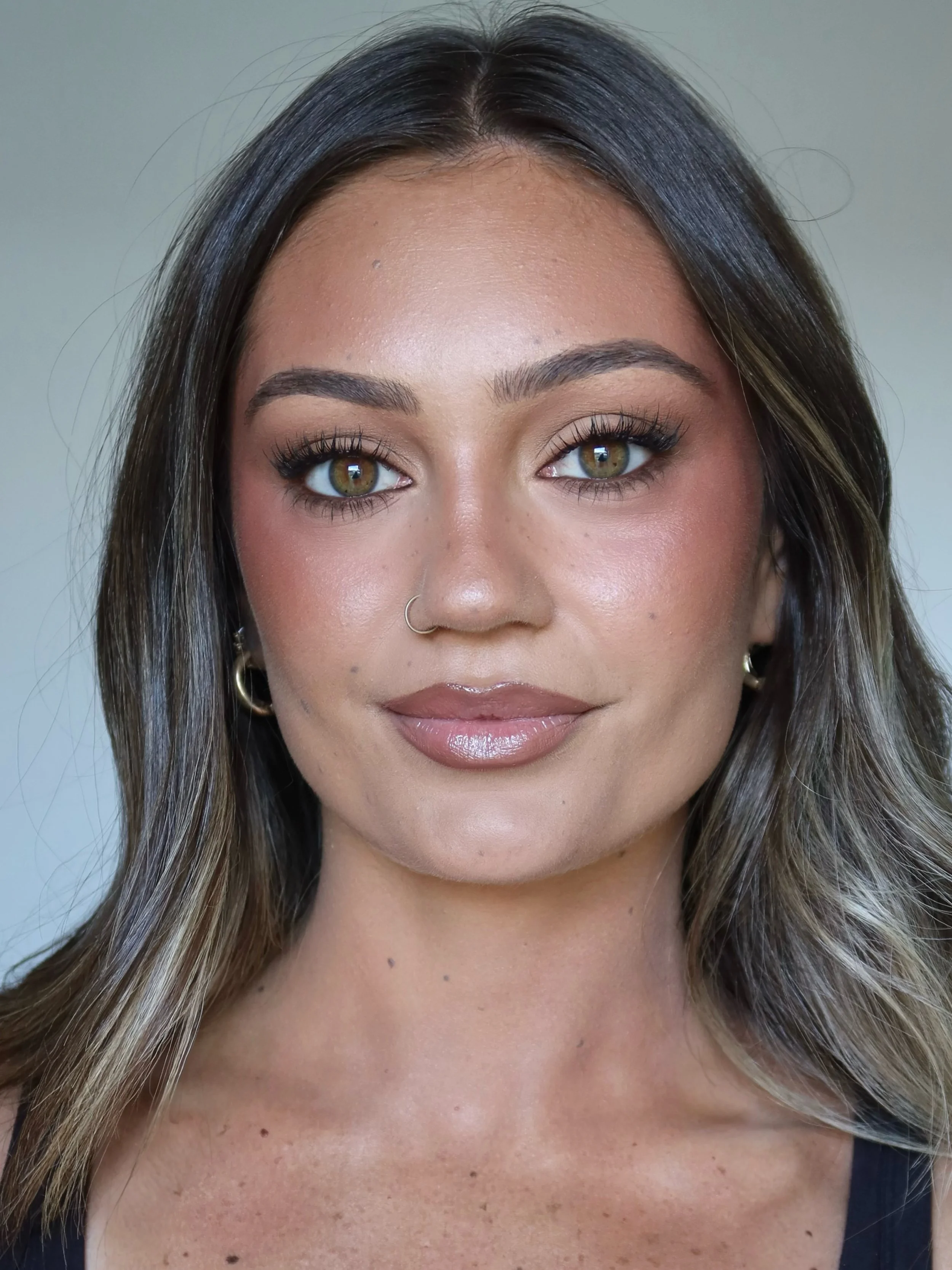 A lived in blonzey glam for Emma 🤎 

@giorgioarmani Luminous silk foundation
@toofaced Born this way concealer, chocolate killer liner
@rarebeauty Resilience blush
@natashadenonabeauty Toasty liquid bronzer 
@hudabeauty Cherry blossom cake powder
@t