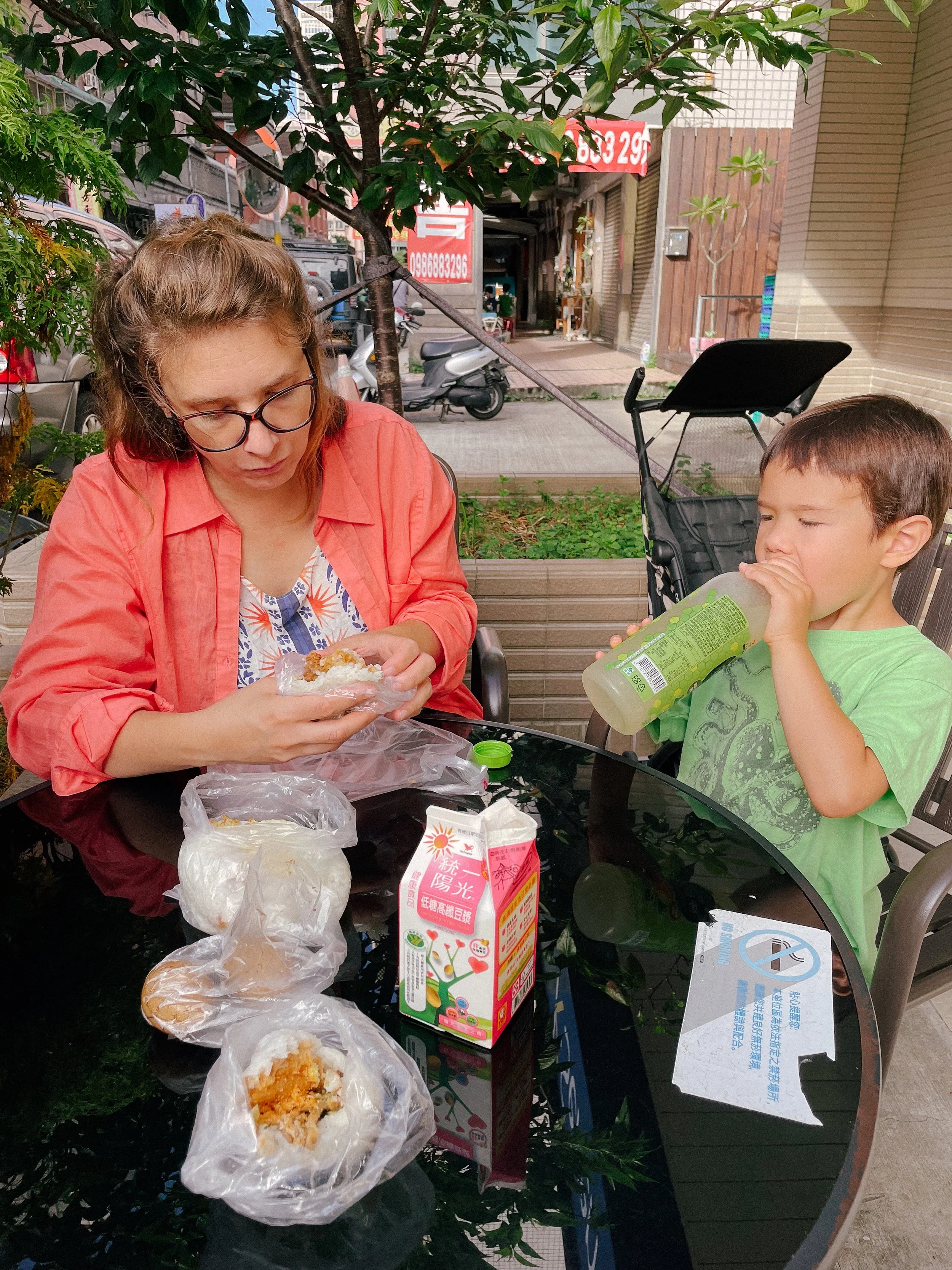 飯糰, rice balls for breakfast outside of a 7-11