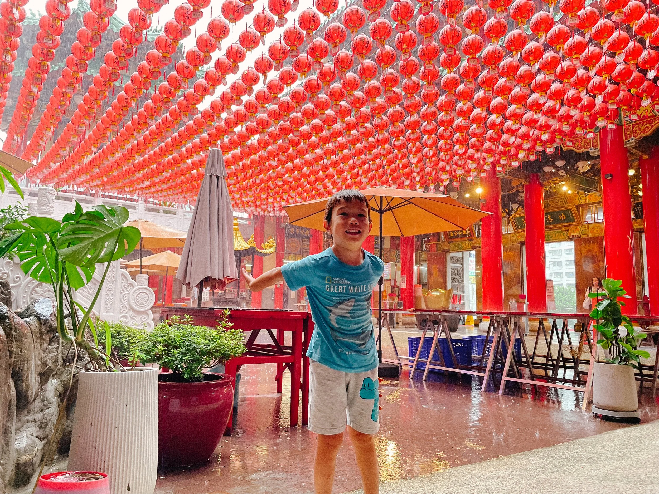 在三鳳宮中,下大雨