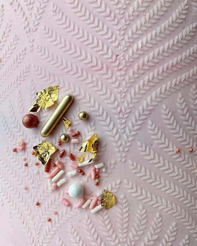 This stencil may be overplayed but I don&rsquo;t care. I&rsquo;ll never stop. Texture. Sprinkles. Gold. The dream team. ✨
.
@caking_it_up @sprinklepop.shop @slofoodgroup .
.
.
#pineconebakery #atlanta #atl #atlantaga #atlantacakes #atlantabaker #atla