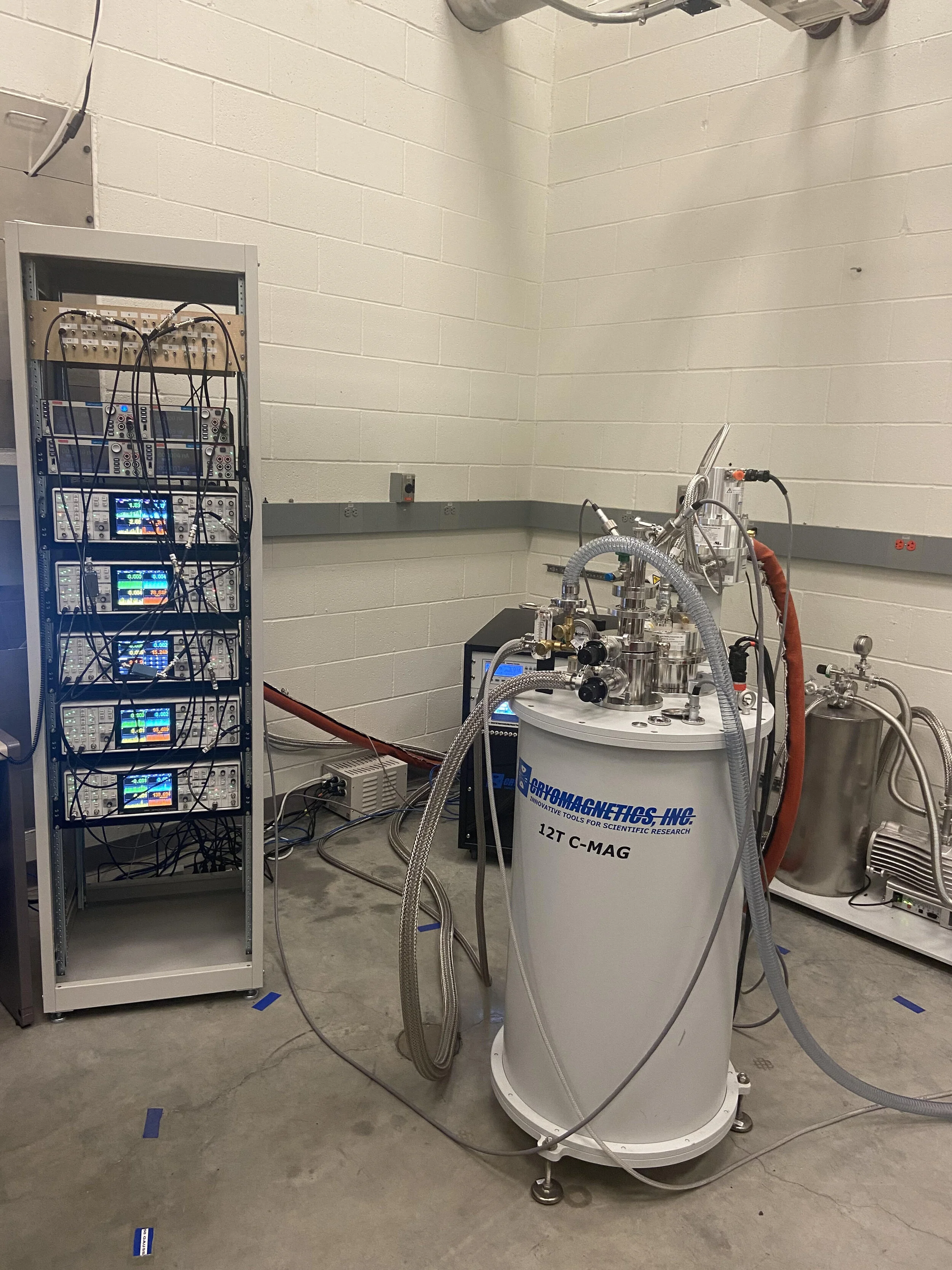 Cryomagnetics C-Mag cryogen-free VTI