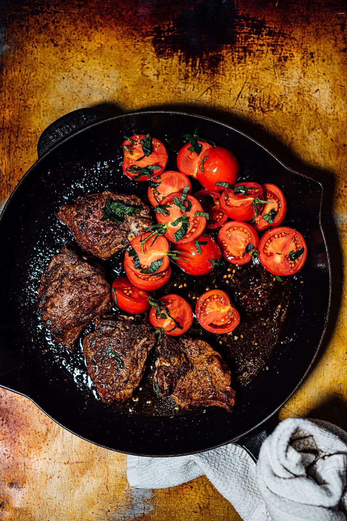 Spicy American Lamb loin chops with tomatoes and mint