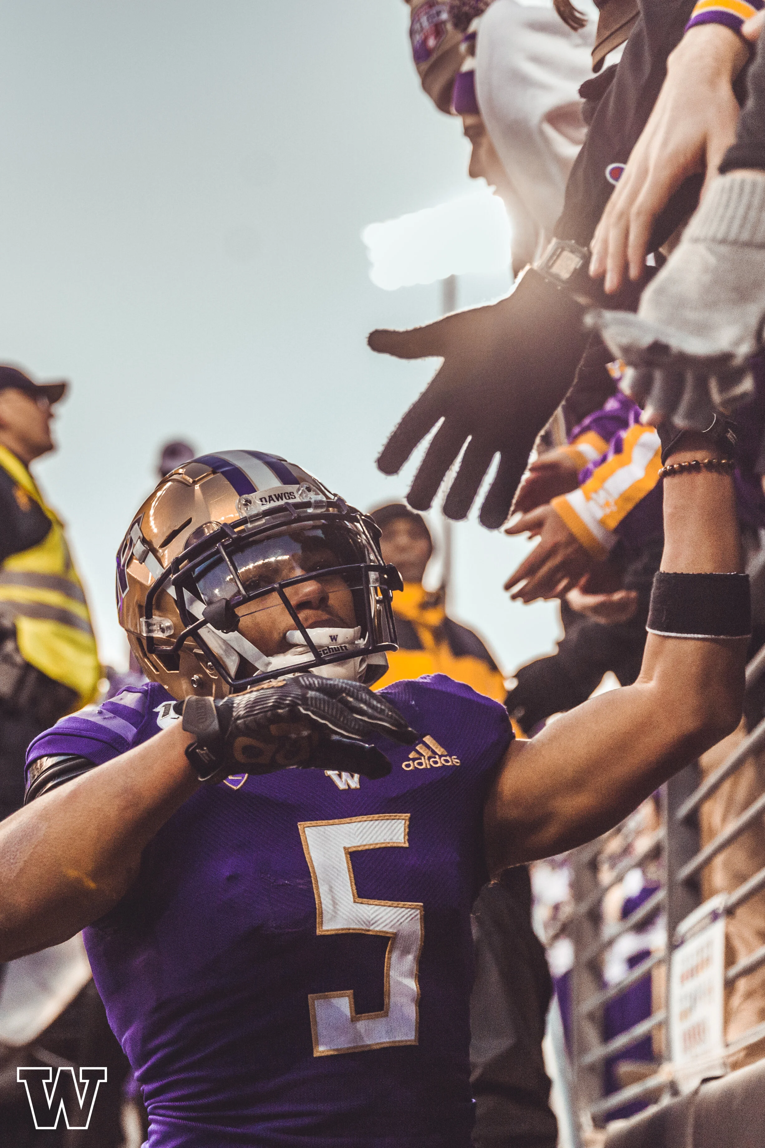 UWFB1920_Those_Guys_Dawg_Walk (3 of 23).JPG