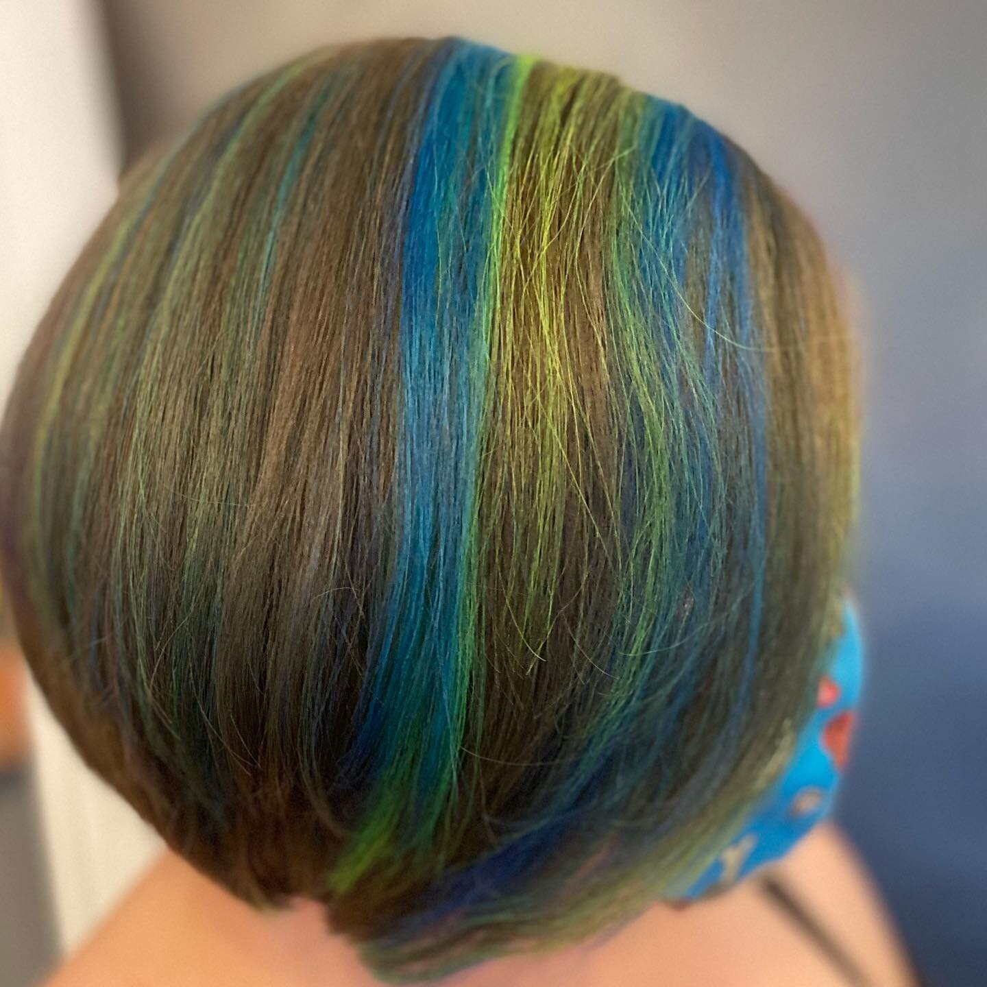 @marie.freese11 sat in my chair and said &ldquo;I want more bold&rdquo; and so I had to deliver. Swipe to see the surprise hiding underneath. 
🐌
🐌
🐌
#evo #evostaino #vividcolors #bobhaircut #surprise #midwestbeautyhouse #betterbeautyculture