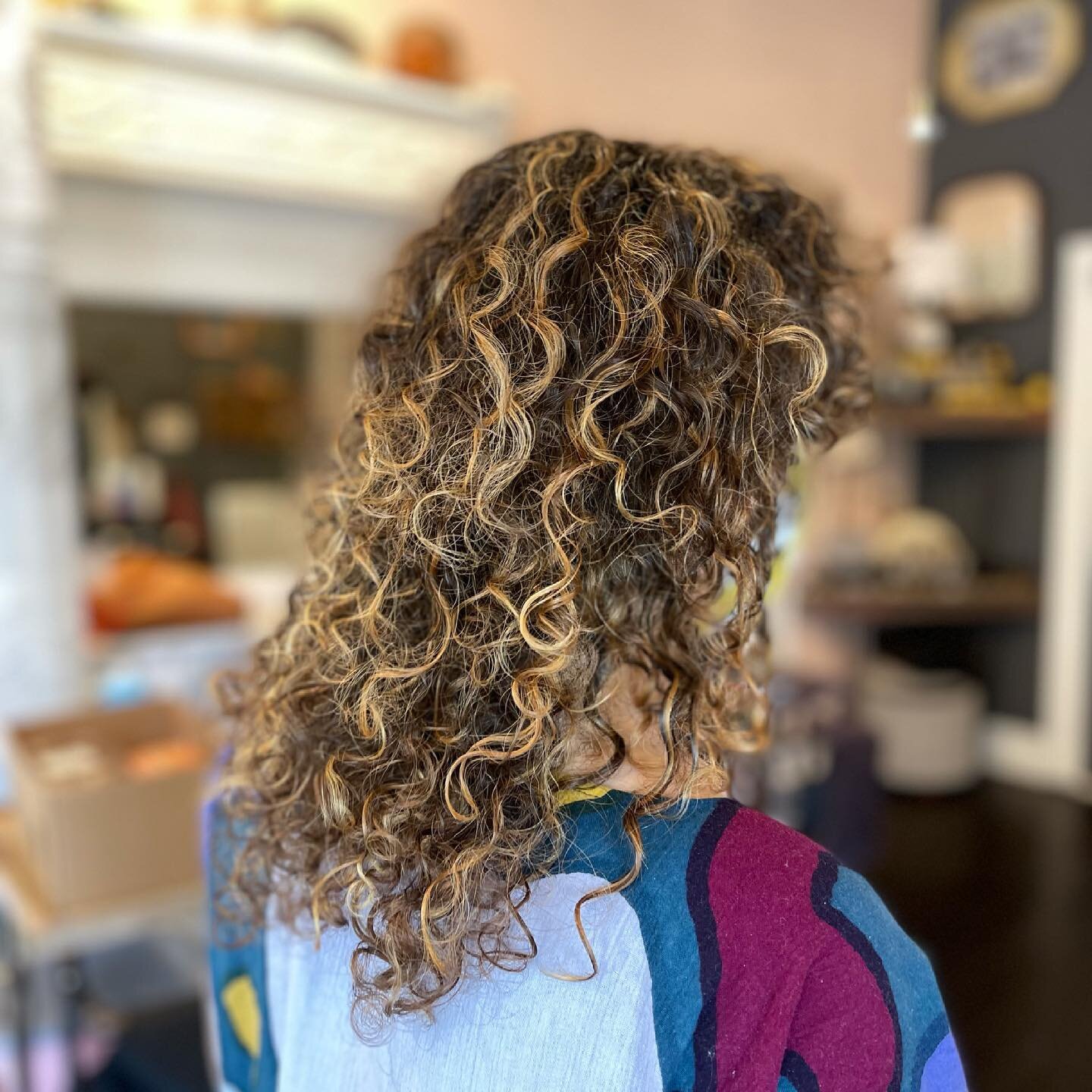 Let your color and curls SHOUT this summer with a beautifully dimensional color! ✨✨✨ Once again, @evopro #bottleblonde and @redken #shadeseq made it all possible!