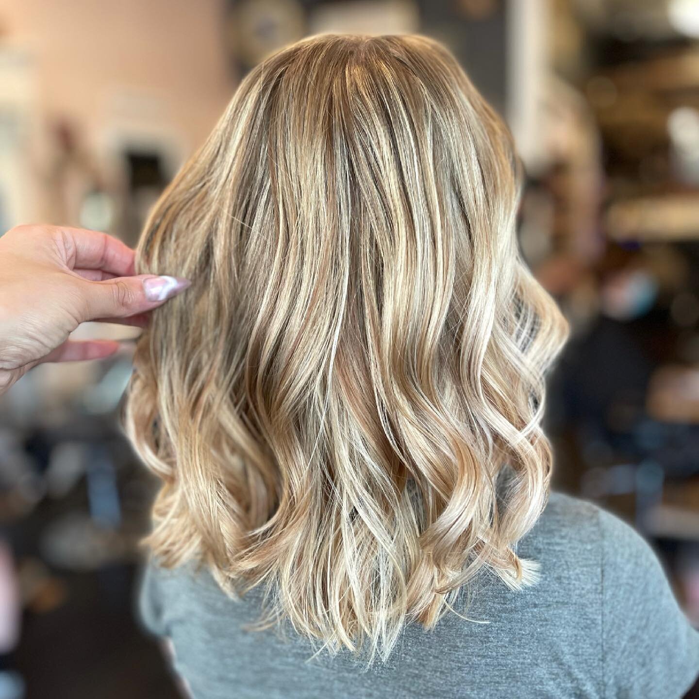 Who said summer was ALL about super bright blondes? Loving the way a little strawberry blonde lowlight helps add shine, dimension and depth to @dapplebee9272&rsquo;s hair! 
.
.
.
June is all booked up so call, text, email or hit the link in my bio to