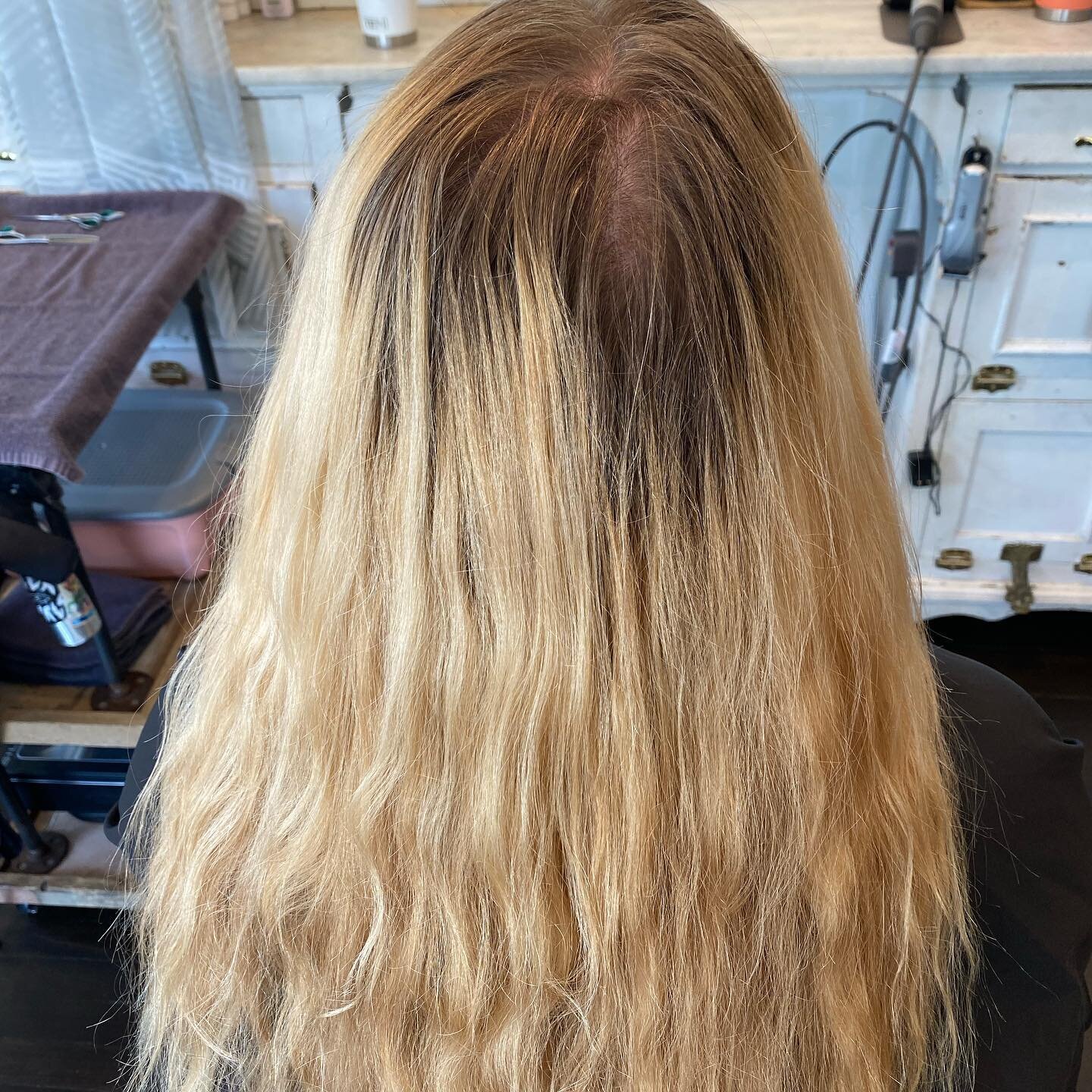 Can you believe we didn&rsquo;t use any lightener?! 😍 Thanks @raejames 
🐌
🐌
🐌
#owayorganics #oway #blonde #haircolor #evo #evostyling #evostylingproducts