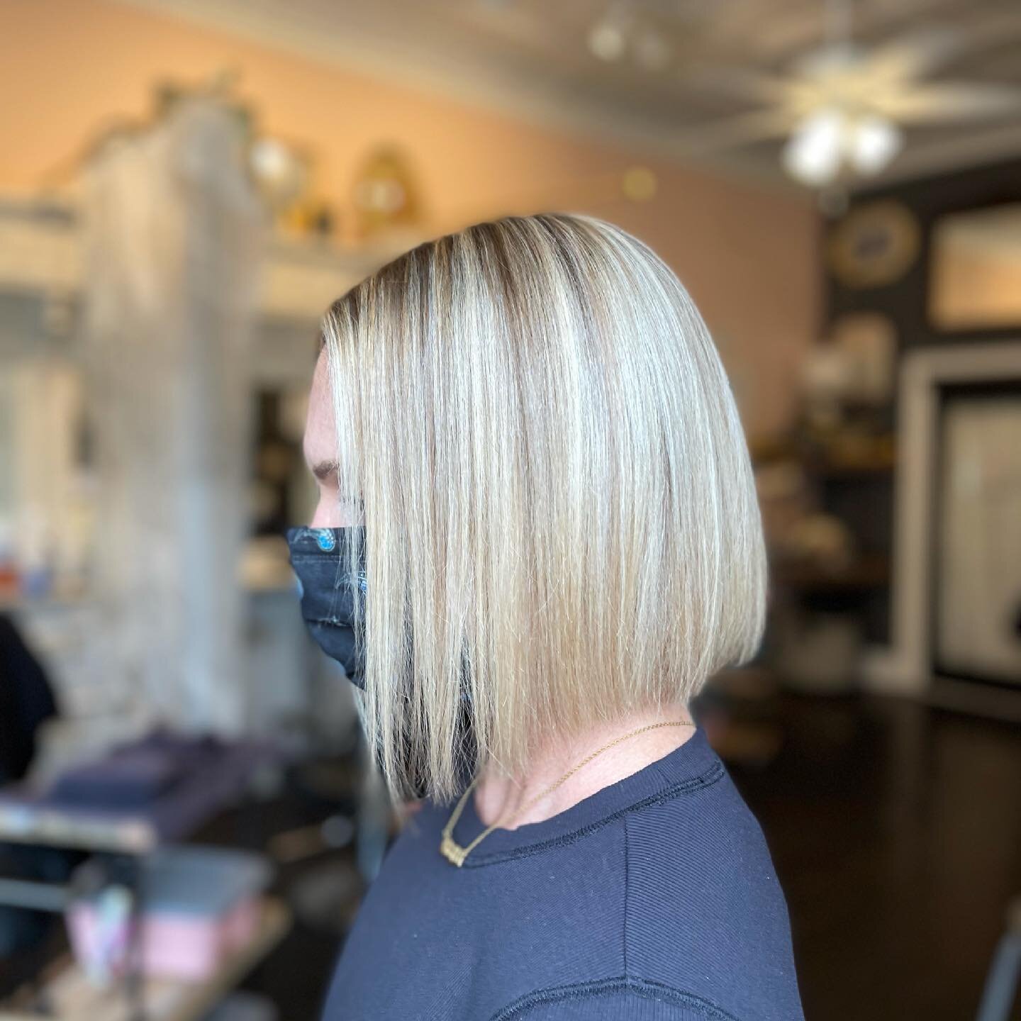 What&rsquo;s not to love about a sharp bob and highlights as bright as the sun? ☀️☀️☀️ 
.
.
.
#latepost but I&rsquo;m still obsessed with @liftwithlala&rsquo;s hair from our last appointment!