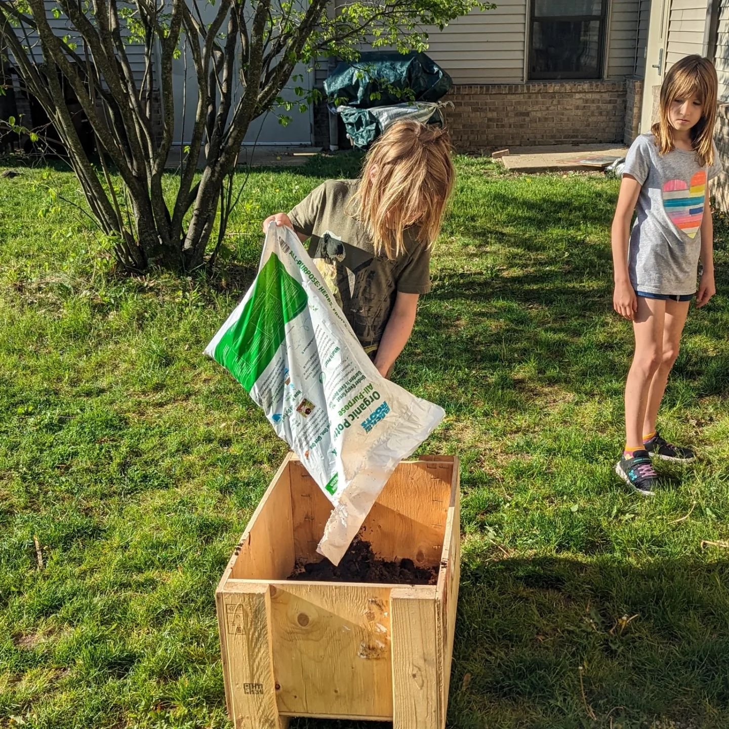 🌱🌿 Today, our learners at @actoncolumbus rolled up their sleeves and got their hands dirty! 

They set up raised garden beds, studied each seed with care, measured diligently, and planted them just right, giving each one the space it needs to thriv