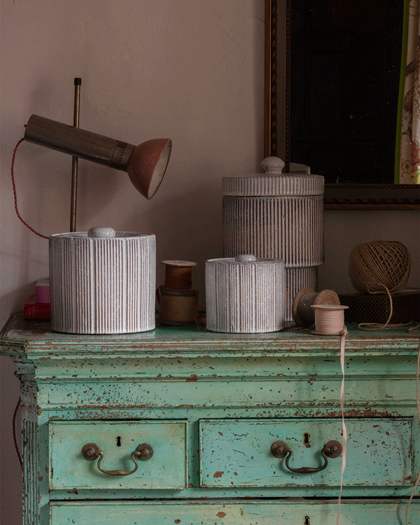 CXO1032-CXO1033-CXO1034-red-and-white-jars.gif