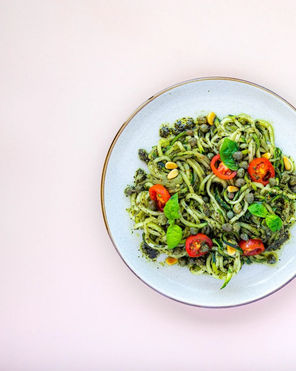 Vegheadsto vegan kaliscious pesto with pasta on a plate close up