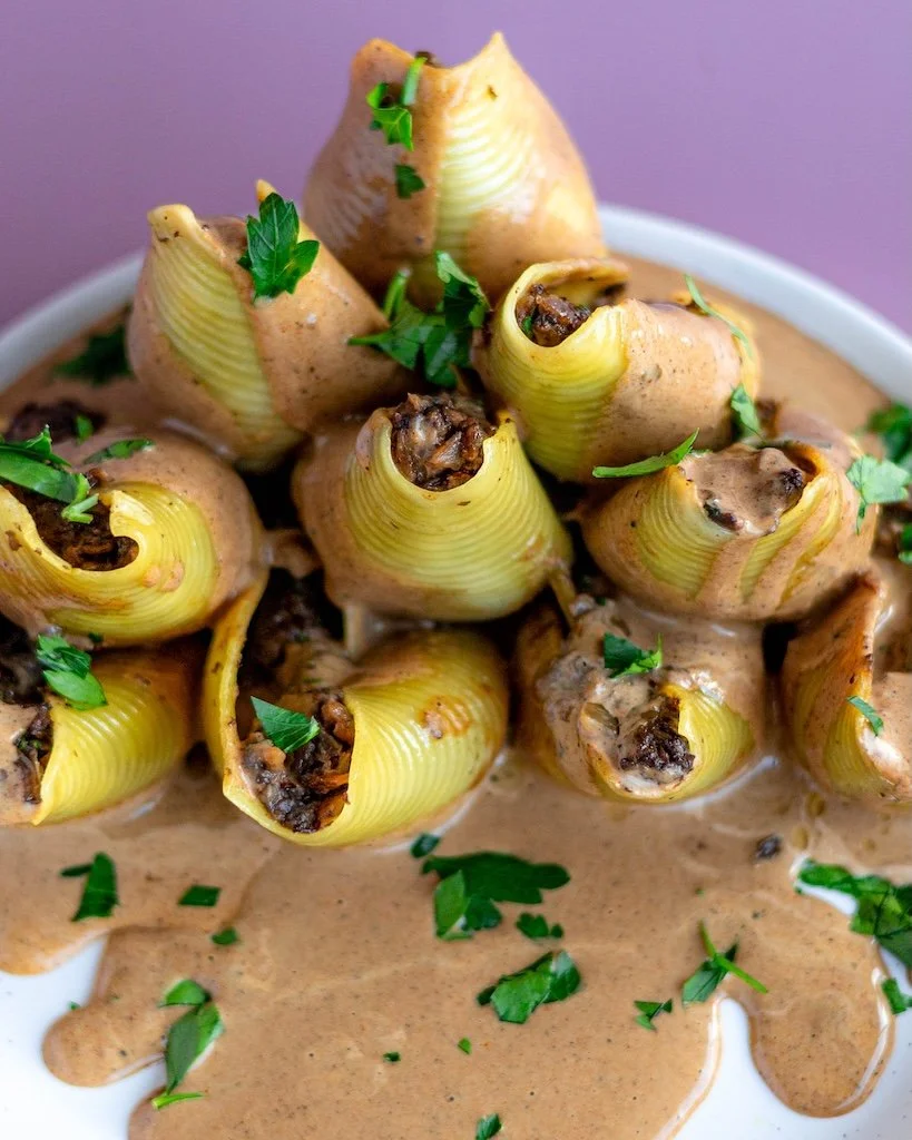Vegheadsto Vegan  Mushroom sauce close up on stuffed pasta shells1
