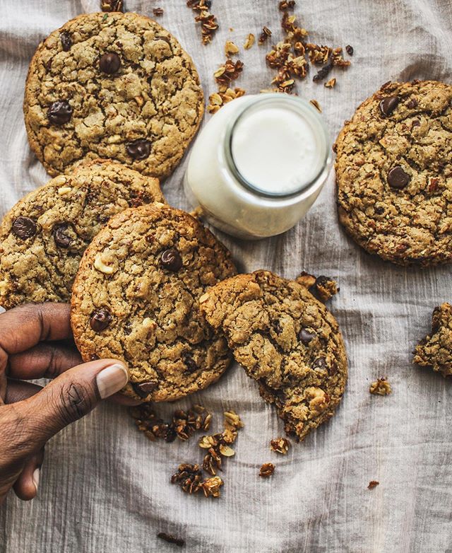 @socalnomz just told me it&rsquo;s national chocolate chip cookie day!!! Praise her for the reminder 🙌🏾🙏🏾🙏🏾These are some Granola Crumb Cookies (with lots of chocolate chips) I made in partnership with @bonappetitmag and @vitamix last year.&nbs