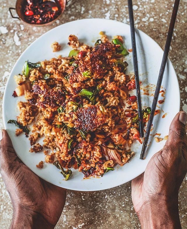 Stopped myself 2 bites in to shoot and share, unplanned and unstyled and all, because, THIS!!! Crunchy-Bottom Vegetable Kimchi Fried Rice!!! ✨I vow to eat you for lunch everyday this week. 🙏🏾Just a couple cups of cooked Japanese short-grain rice, a