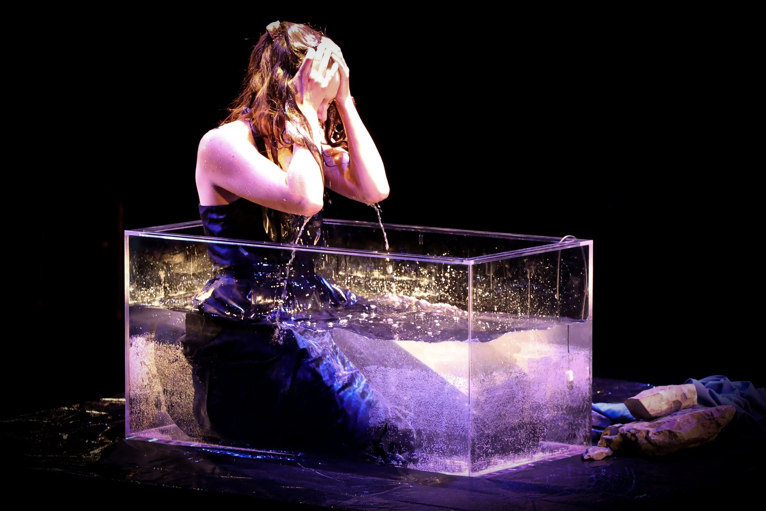 Une des marie (Andrée-Anne) est dans un bassin d'eau