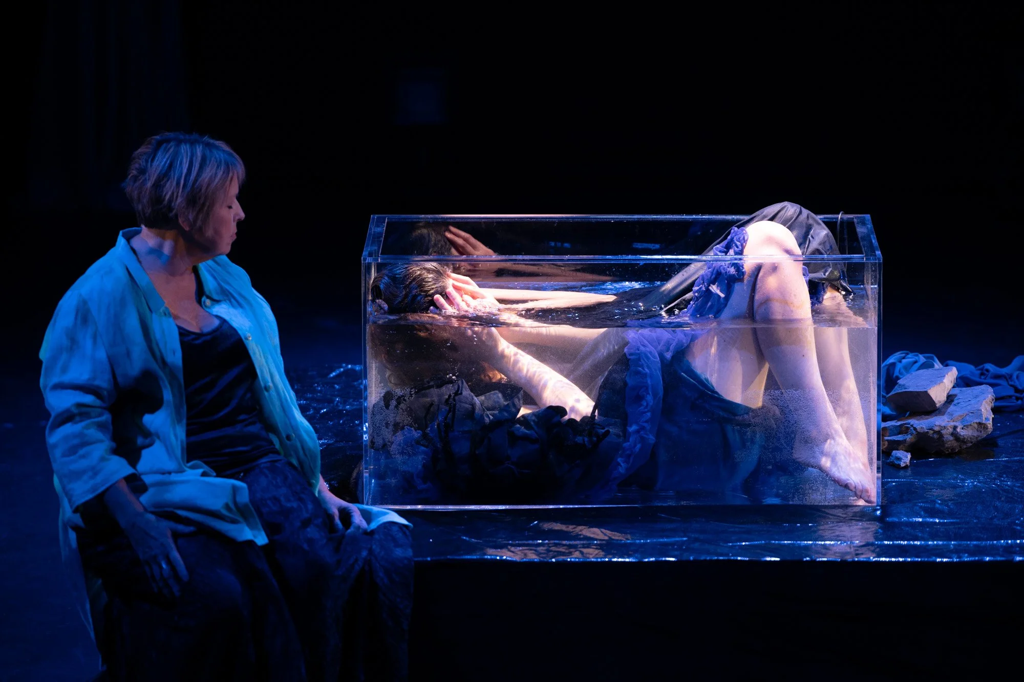 Une Marie (Andrée-Anne) est dans le bassin immergé, une autre Marie (Christiane) la regarde