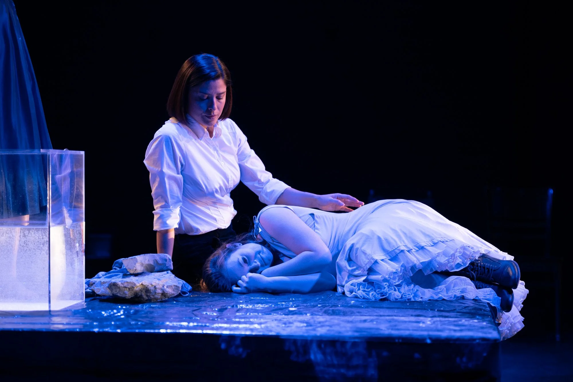 Une marie (Laurianne) couché au sol, une autre marie (Roberta) la réconforte