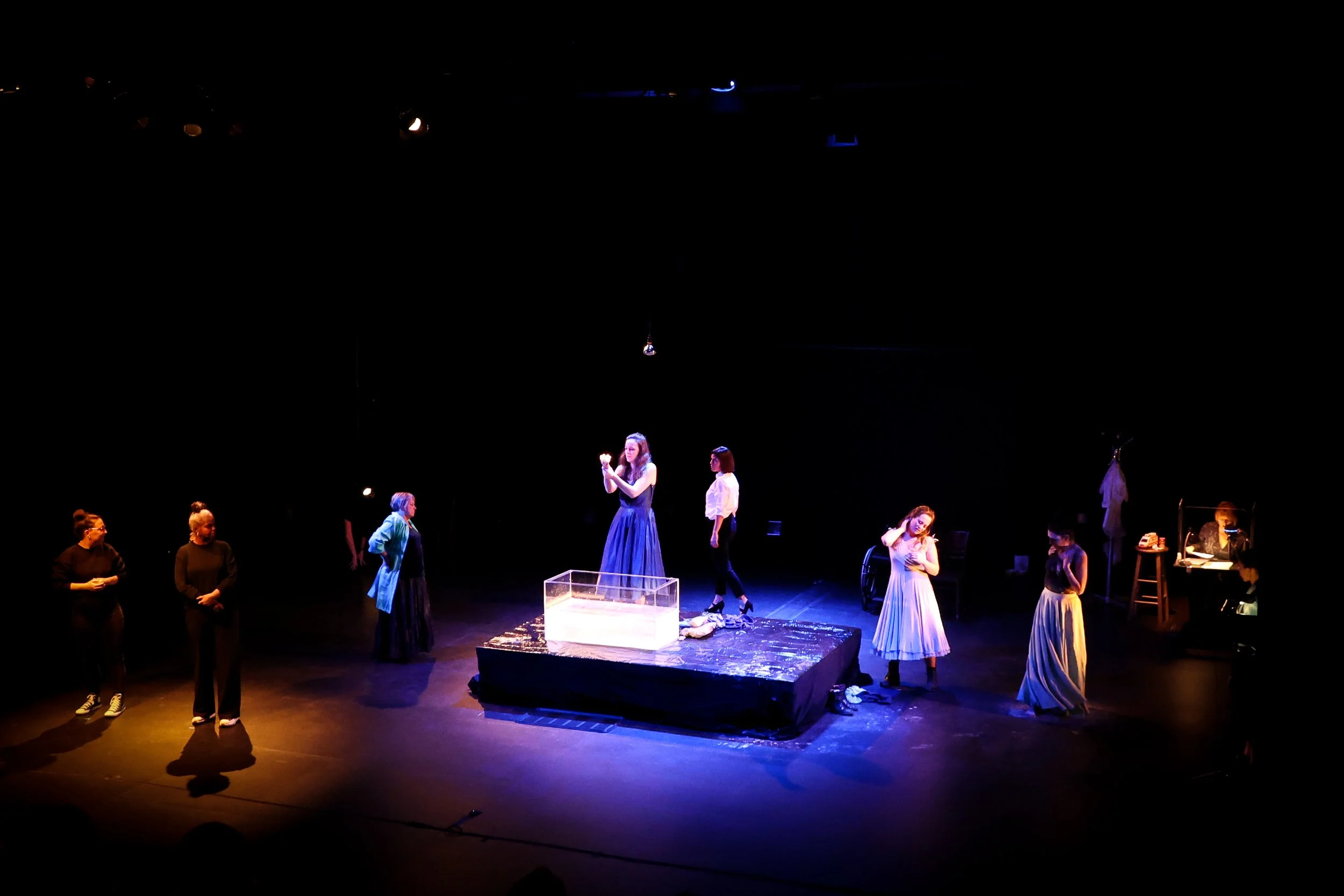 2 interprètes LSQ, 5 maries et une audiodescriptrice sur scène et un bassin d'eau