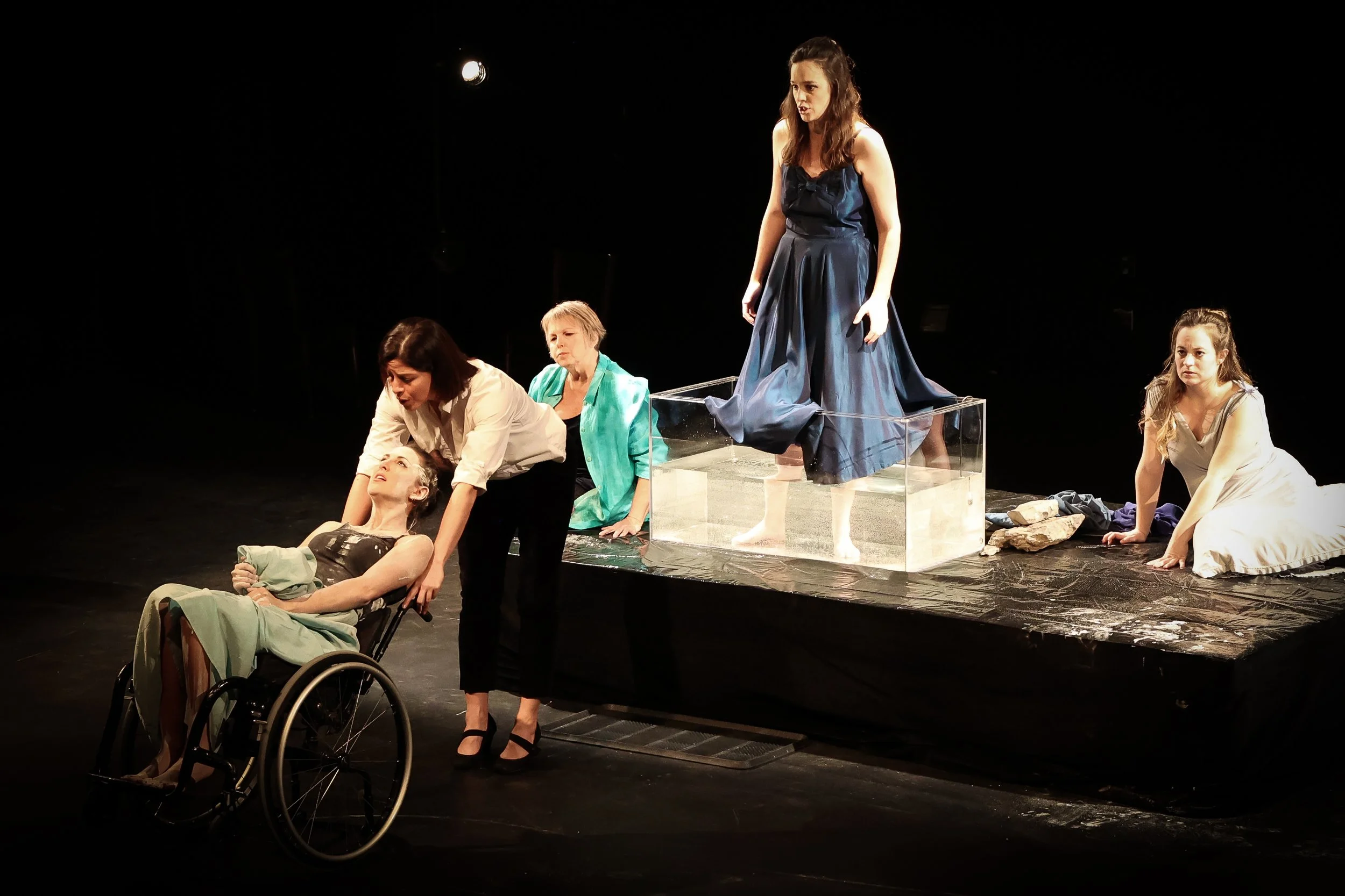 5 Maries, une les pieds dans le bassin, une autre sur un fauteuil roulant, une qui la tire, deux sont assises sur scène