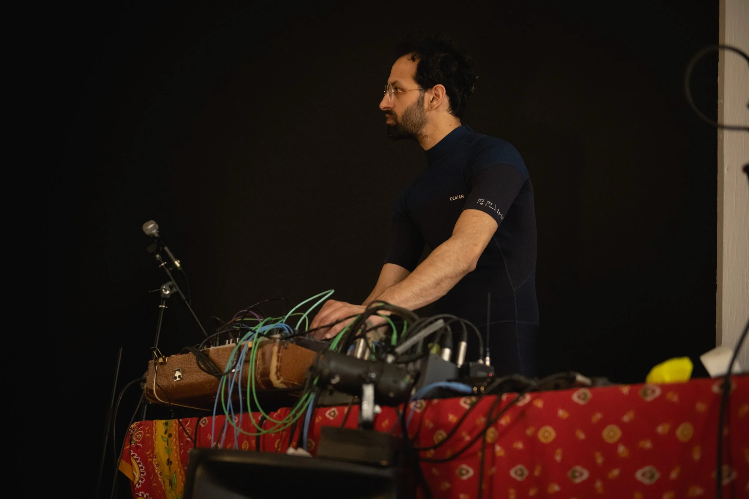 Andrew manipule les machines sonores