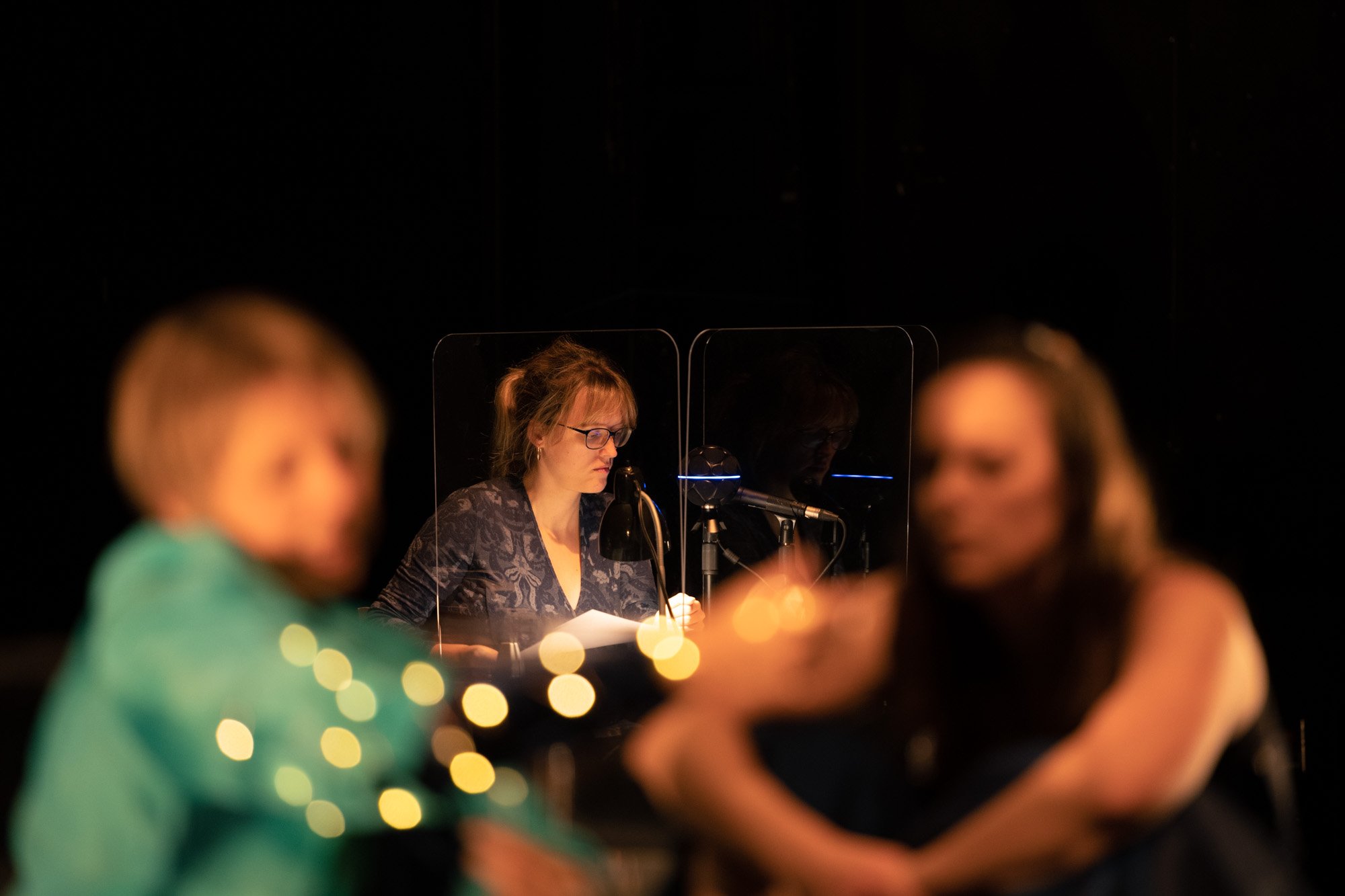 L'audiodescriptrice (Leila) en arrière-plan de deux Maries