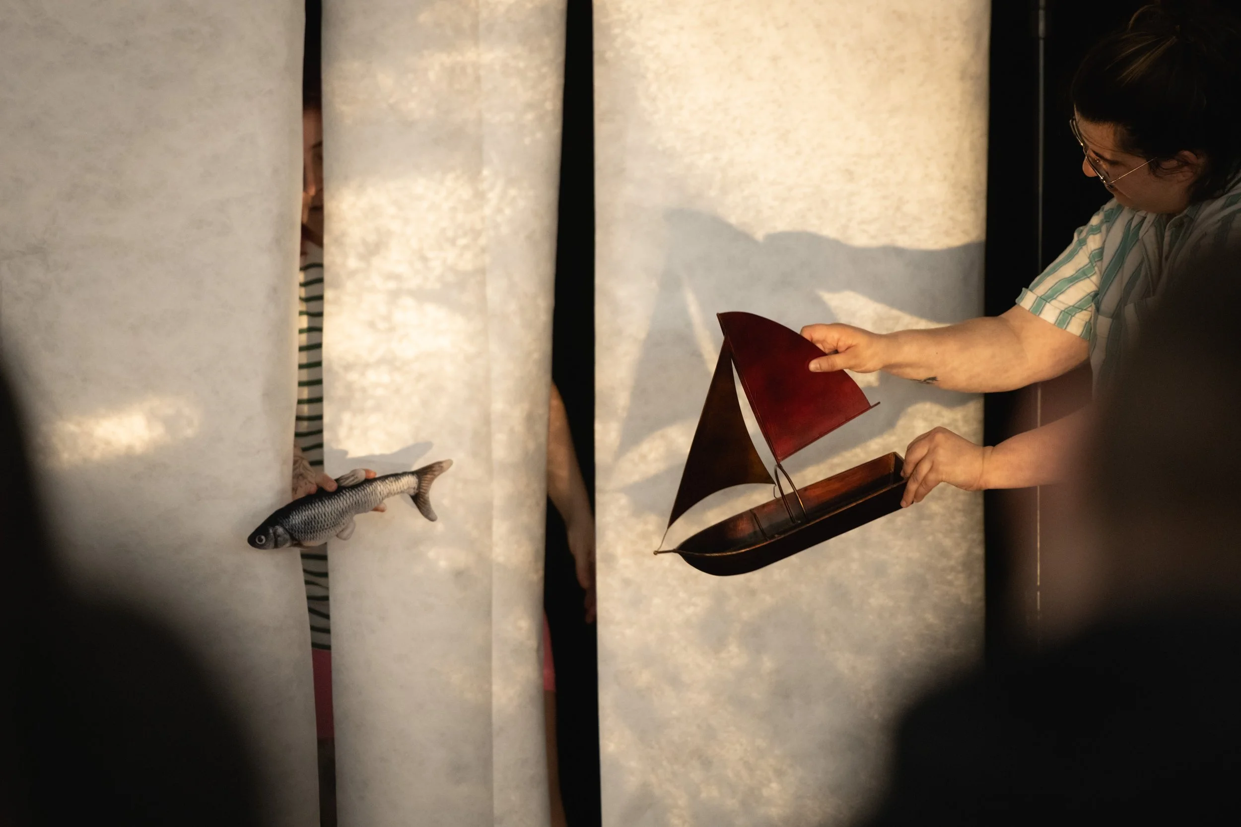 Poisson et bateau manipulés par des actrices