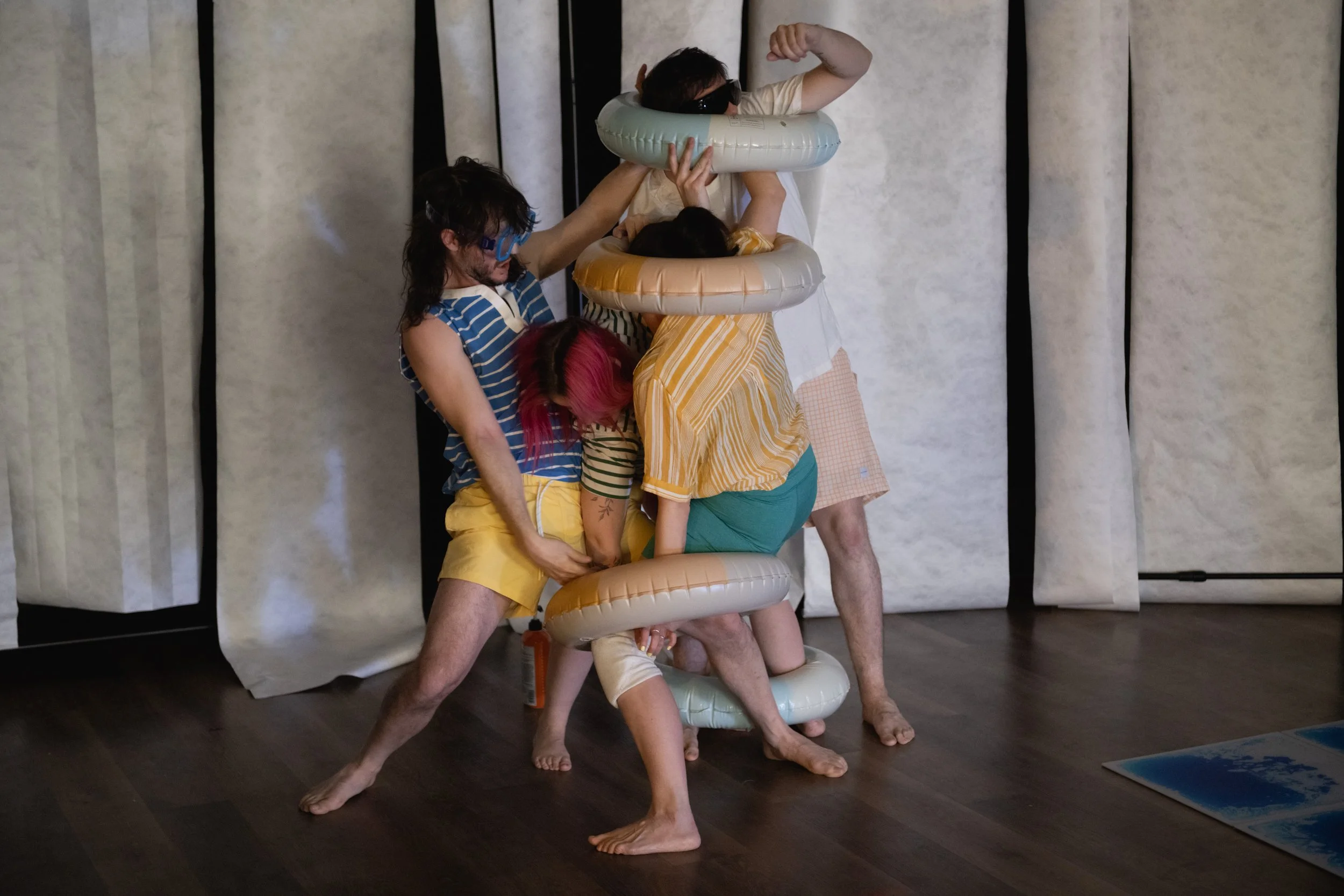 4 actrices et acteurs mélangés dans des trippes gonflables