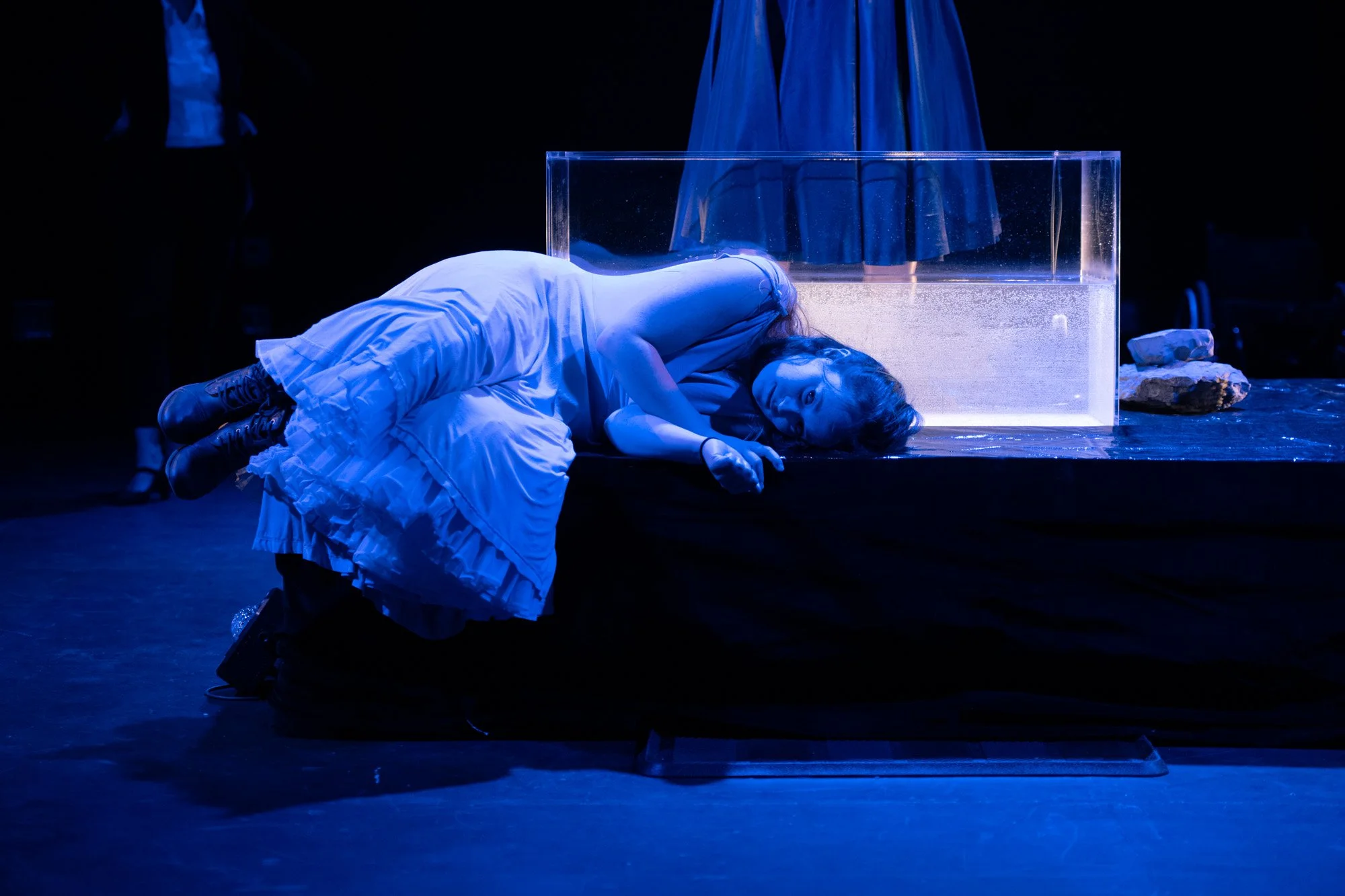 Une des Marie (Laurianne) est couché sur la scène face au bassin.