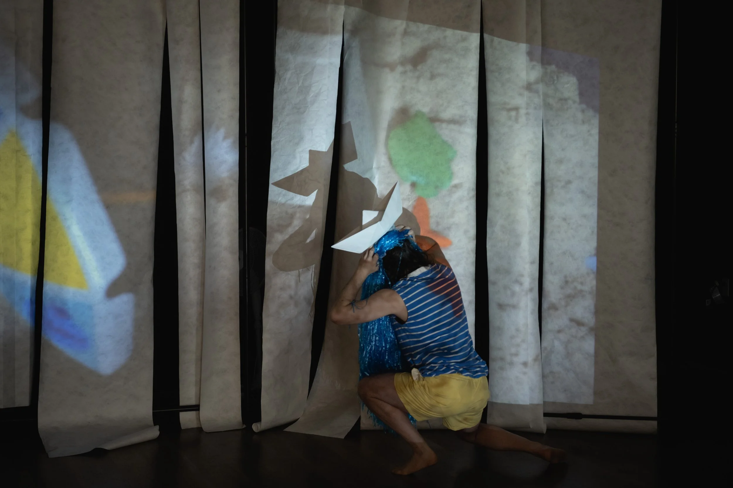 bateau sur la tête, un acteur entre dans la projection vidéo de sable