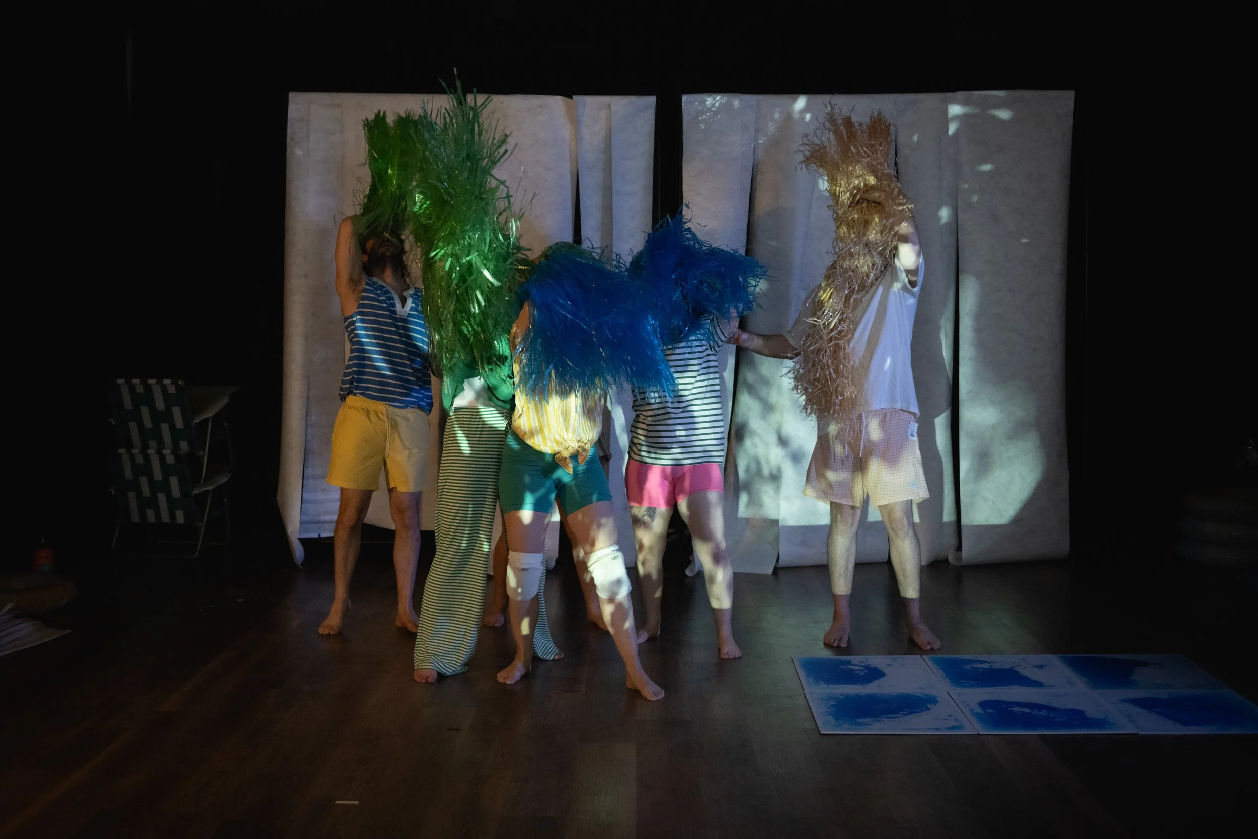 Danse collective avec des cheveux colorés