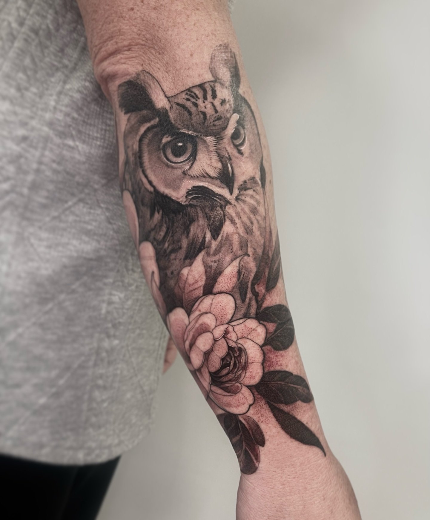 Second session on this lower arm for James! Owl and linework are healed, floral shading all fresh! More to come on this one soon. Unedited video 👉🏻 that way! @glasshouse.fl 
.
.
.
.
.
#blackandgrey #blackandgreytattoo #owltattoo #floraltattoo #orla