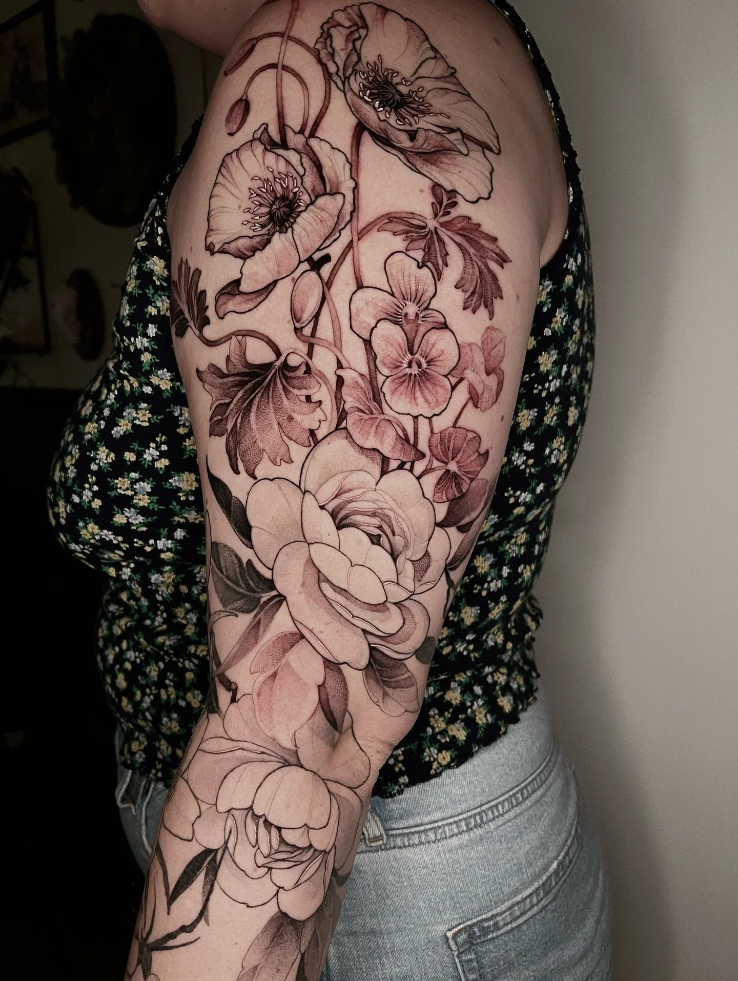 I had so much fun doing this sleeve for Eimile, one that she called her &ldquo;book sleeve&rdquo;, inspired by her favorite books/characters. Upper florals freshly shaded, all the way down healed 📚 Swipe for a video of freshly after finishing up for