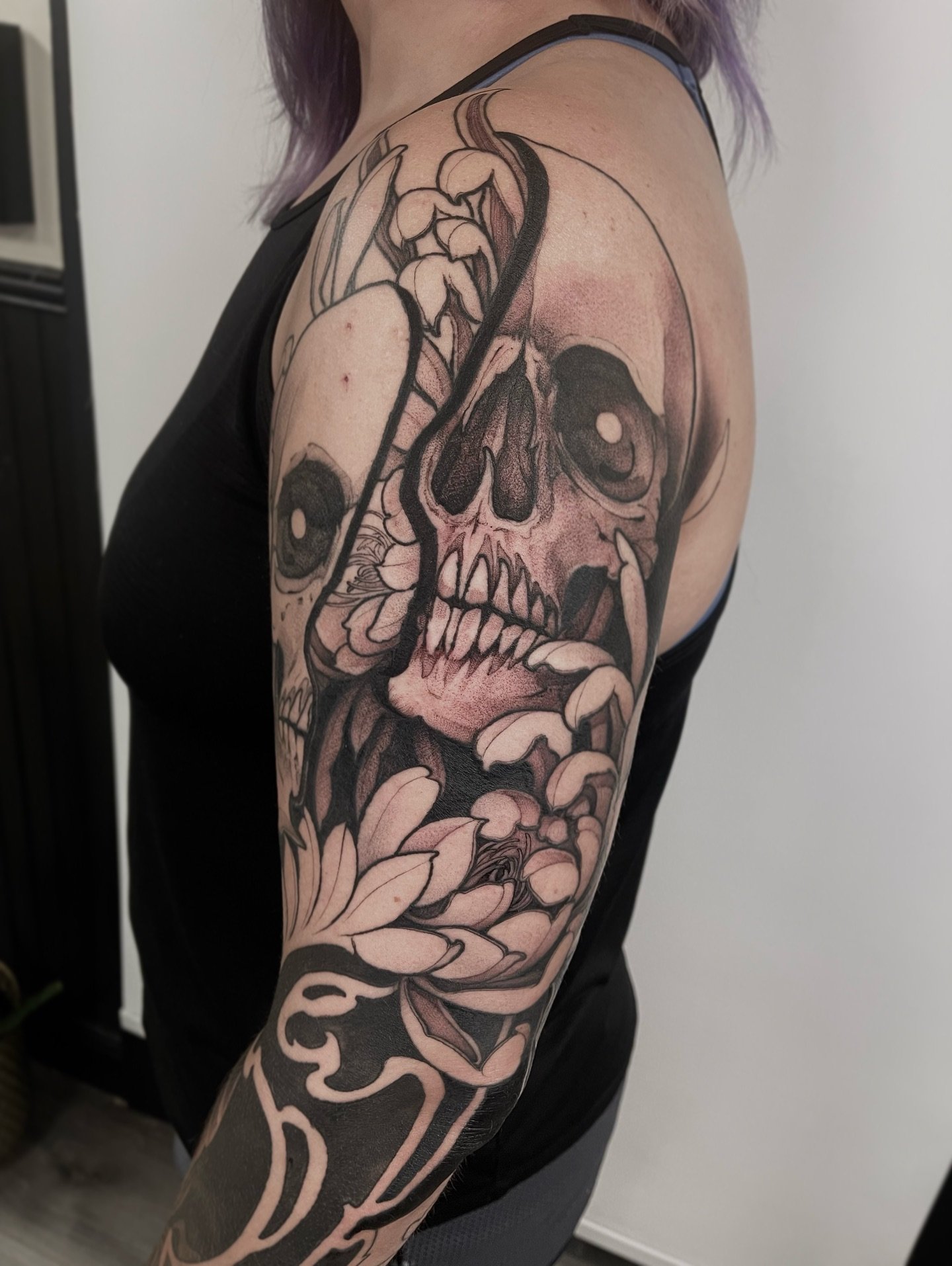 I don&rsquo;t usually post in progress stuff but I&rsquo;m just too darn excited to finish up this sleeve so here&rsquo;s a lil sneaky peak, thanks for lookin! Shoot me an email and this could be you! @glasshouse.fl 
.
.
.
.
#blackandgrey #blackandgr