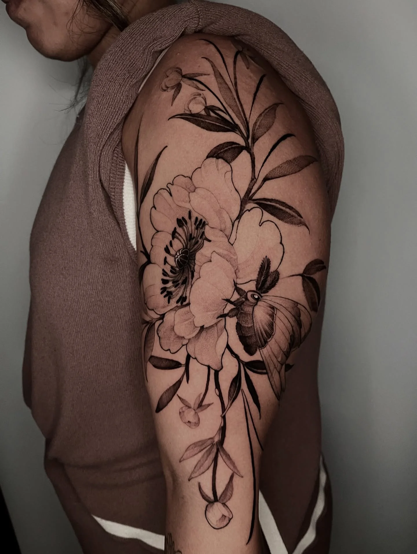 So grateful to be able to do this predrawn on Ariana, always happy to do some big florals! Books are always open - holler at me y&rsquo;all!  @glasshouse.fl 
.
.
.
.
#tattoo #tattooart #blackandgreytattoo #floraltattoo #illustrativetattoo #blackworkt