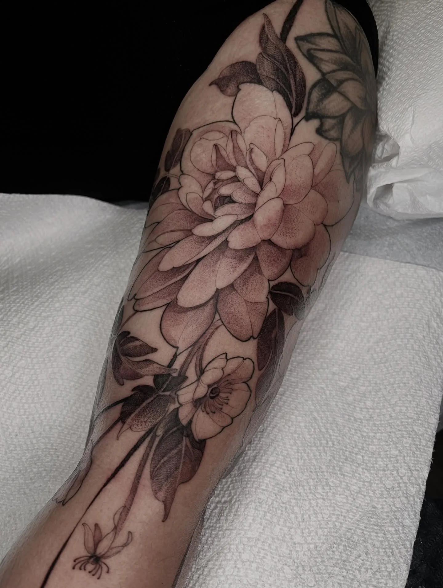 So much fun making these florals for Maria with my own take on this Dahlia design! Would love to do more like this. Forever grateful for you guys keeping me busy in these tricky times 🖤 shoot me an email to book! Made at @glasshouse.fl 
.
.
.
#black