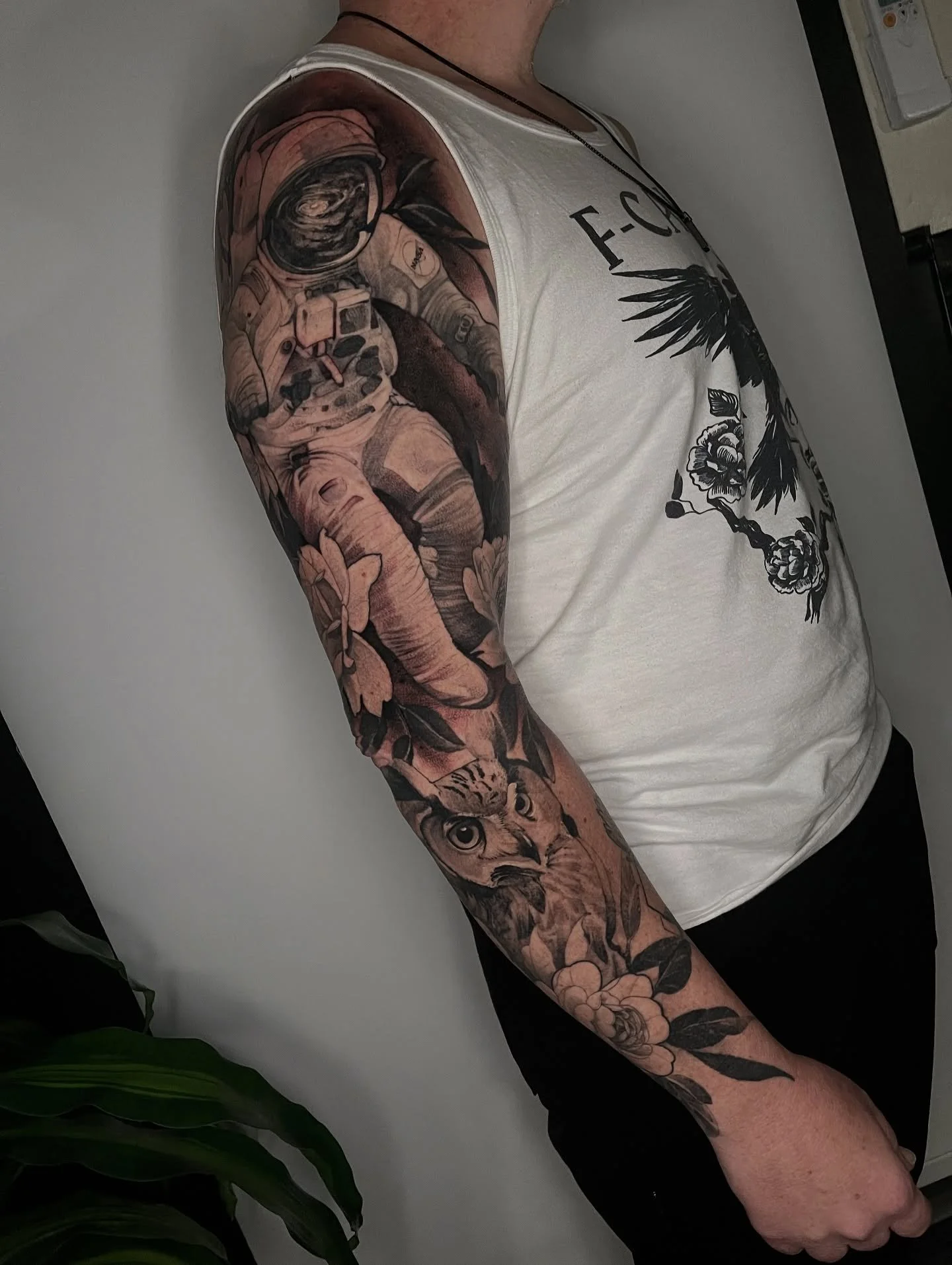 Added some background and wrapped up this sleeve for James! This thing was a lot of fun and it&rsquo;s a real bittersweet moment finishing up larger pieces, thankfully we&rsquo;ll have more awesome stuff coming soon on him! Made at @glasshouse.fl 
.
