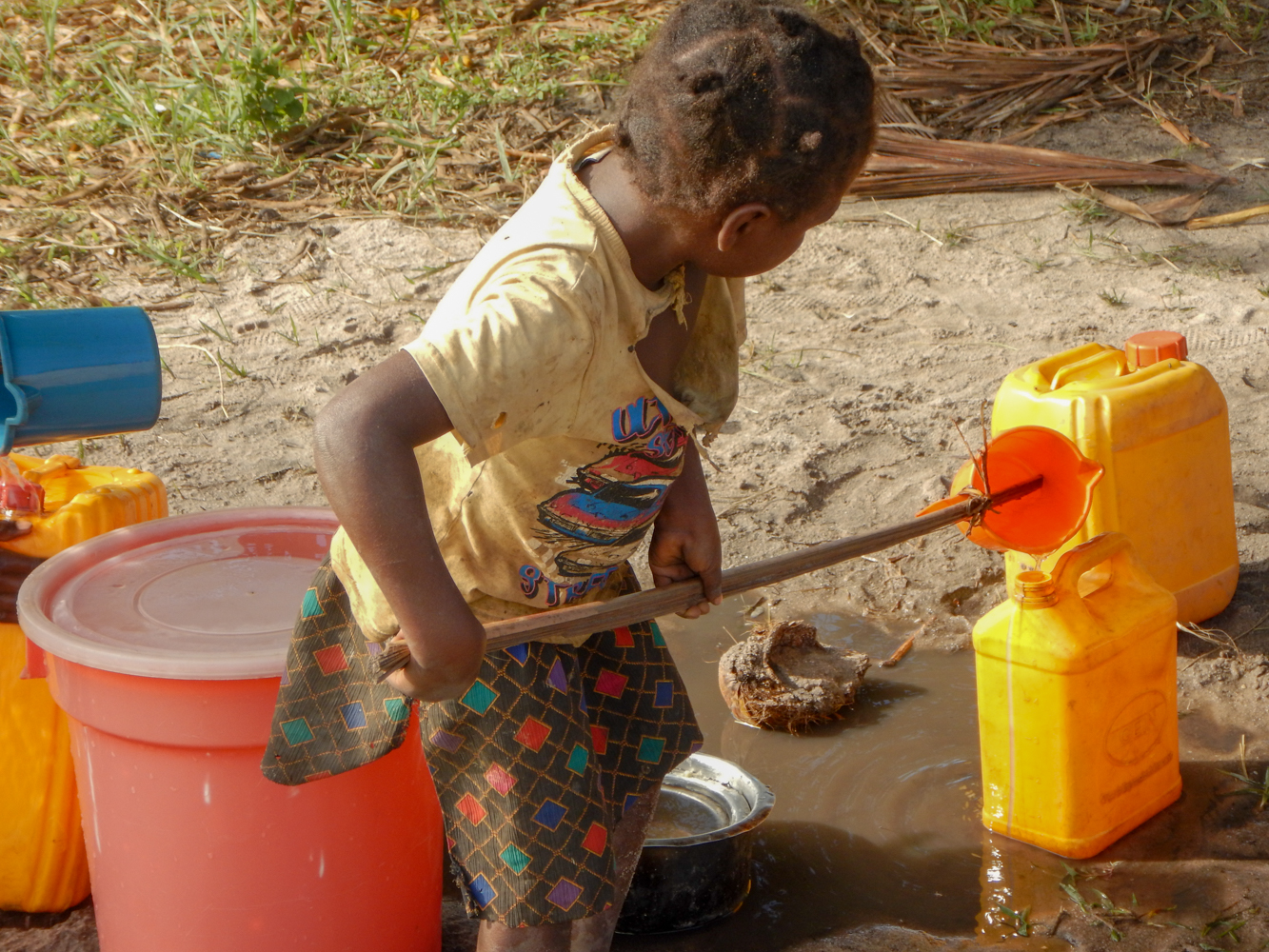 little girl heping mom fetch water-5710.jpg