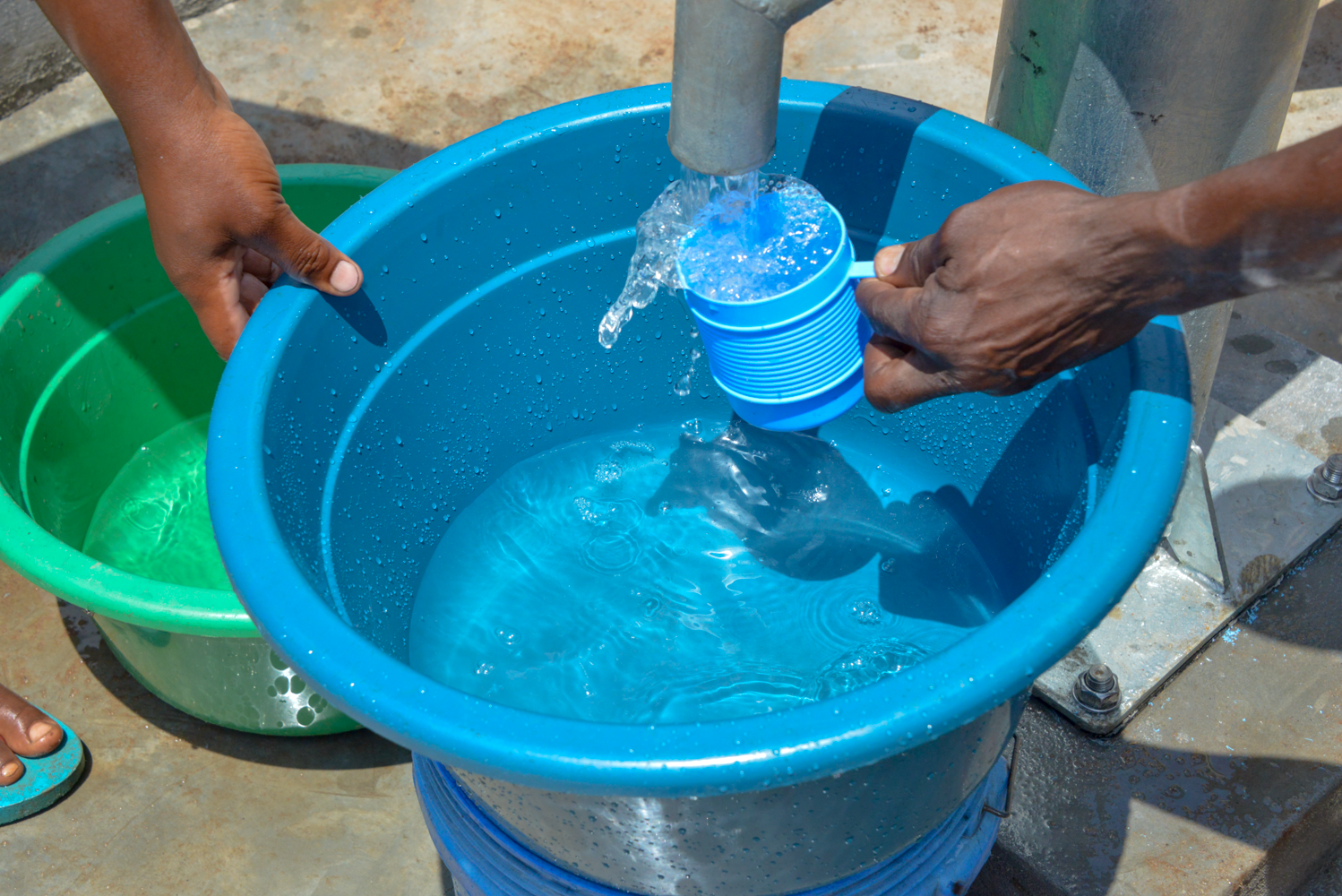Blue water bucket_.png